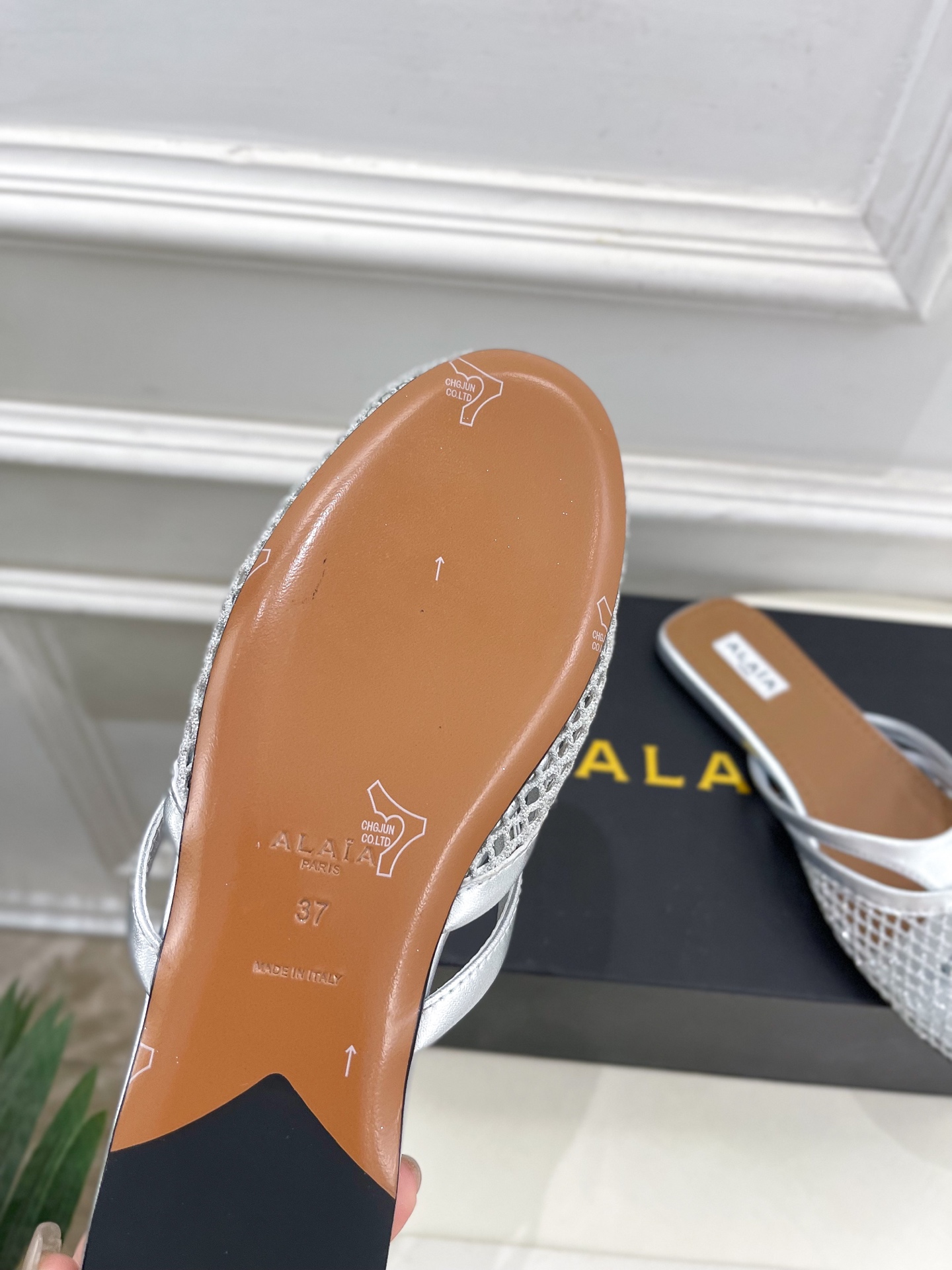 ALAÏA 阿莱亚25SS春夏新品 平底渔网人字拖穆勒鞋
—————————
Alaïa作为这两年最受欢