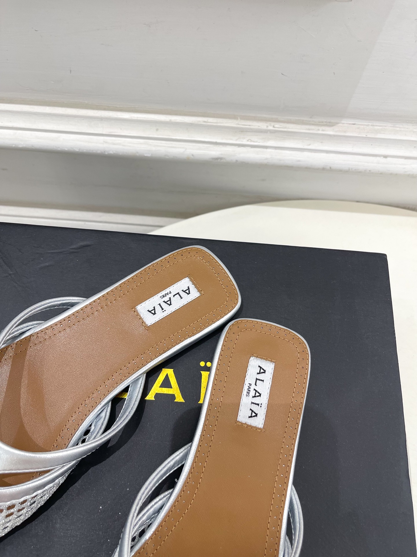 ALAÏA 阿莱亚25SS春夏新品 平底渔网人字拖穆勒鞋
—————————
Alaïa作为这两年最受欢