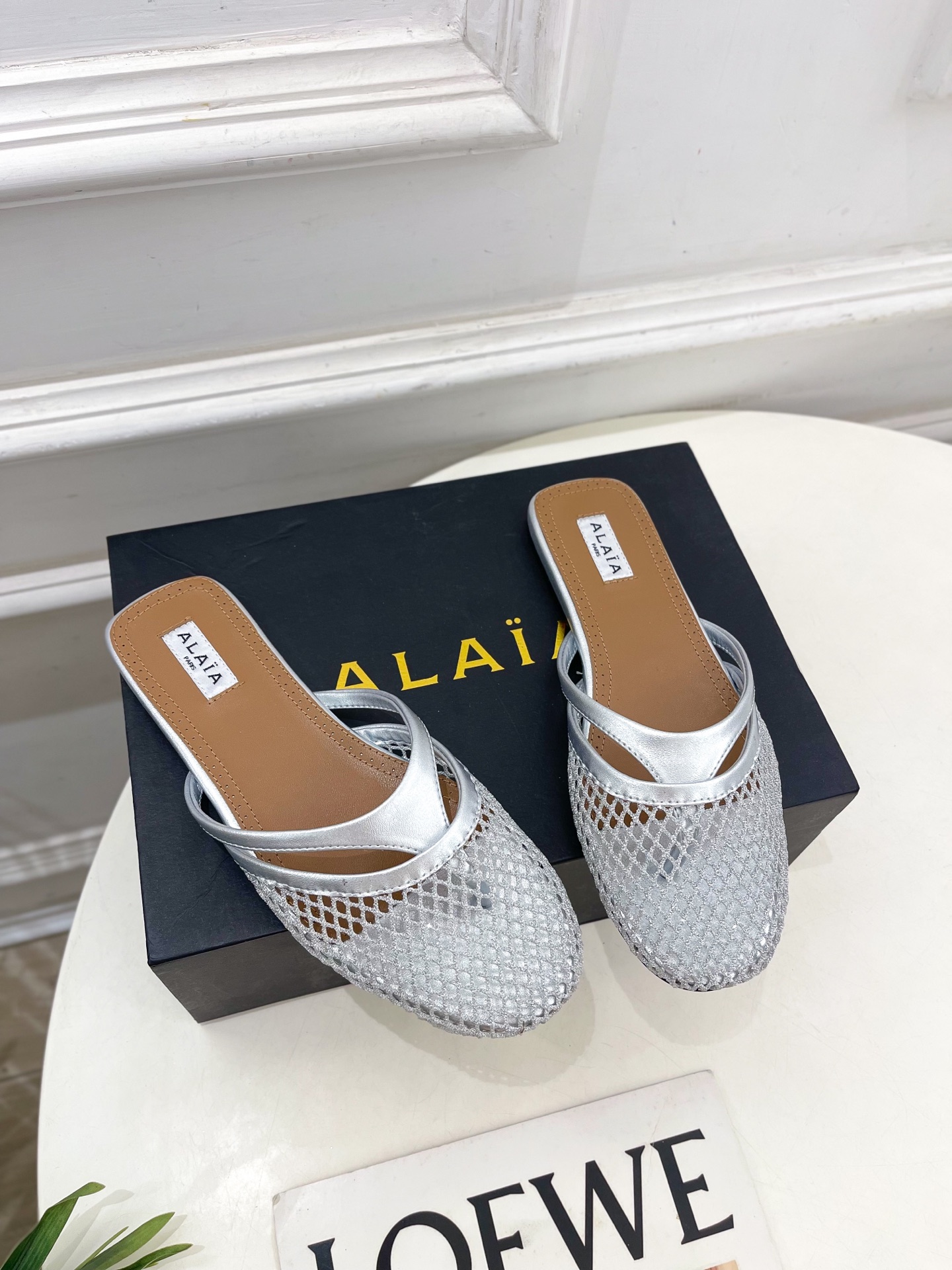 ALAÏA 阿莱亚25SS春夏新品 平底渔网人字拖穆勒鞋
—————————
Alaïa作为这两年最受欢