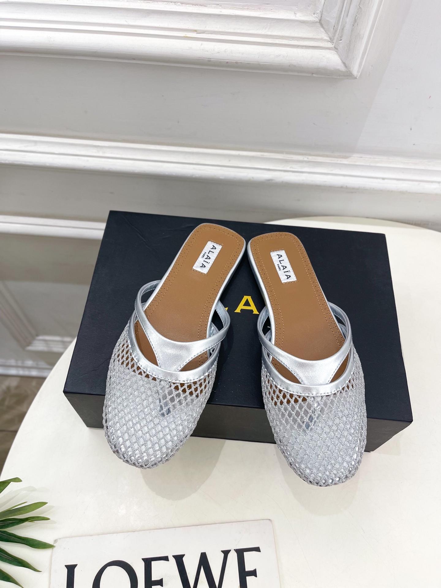 ALAÏA 阿莱亚25SS春夏新品 平底渔网人字拖穆勒鞋
—————————
Alaïa作为这两年最受欢
