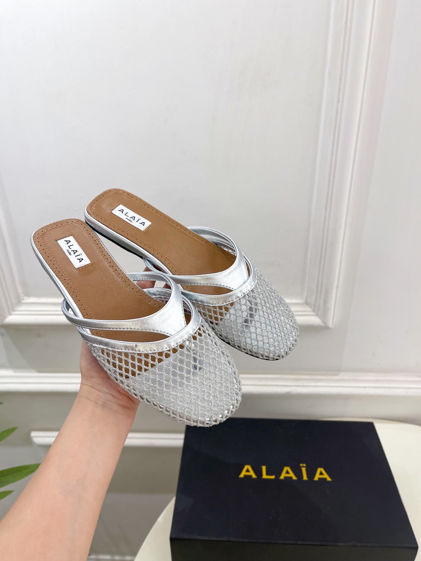 ALAÏA 阿莱亚25SS春夏新品 平底渔网人字拖穆勒鞋
—————————
Alaïa作为这两年最受欢