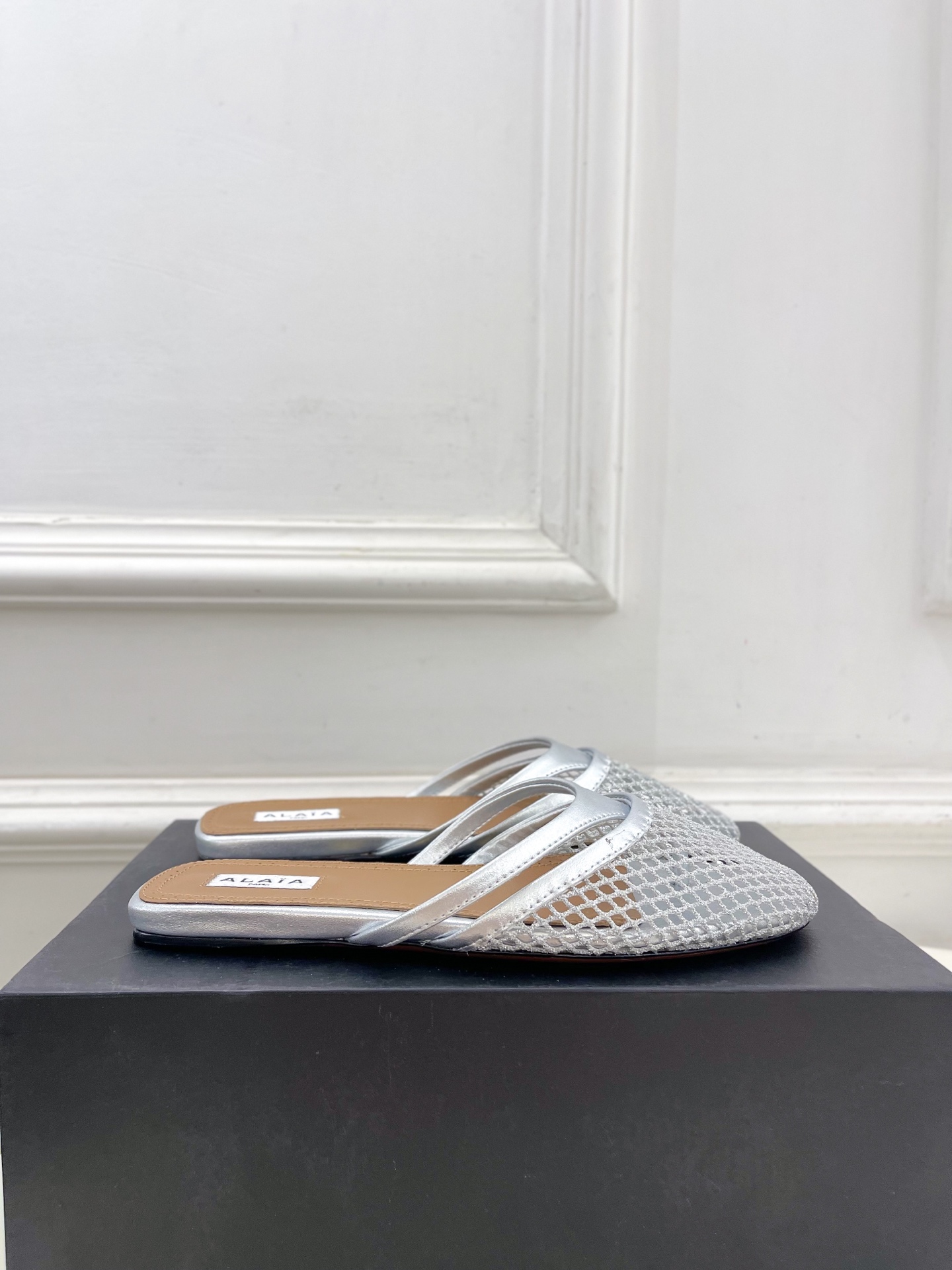 ALAÏA 阿莱亚25SS春夏新品 平底渔网人字拖穆勒鞋
—————————
Alaïa作为这两年最受欢