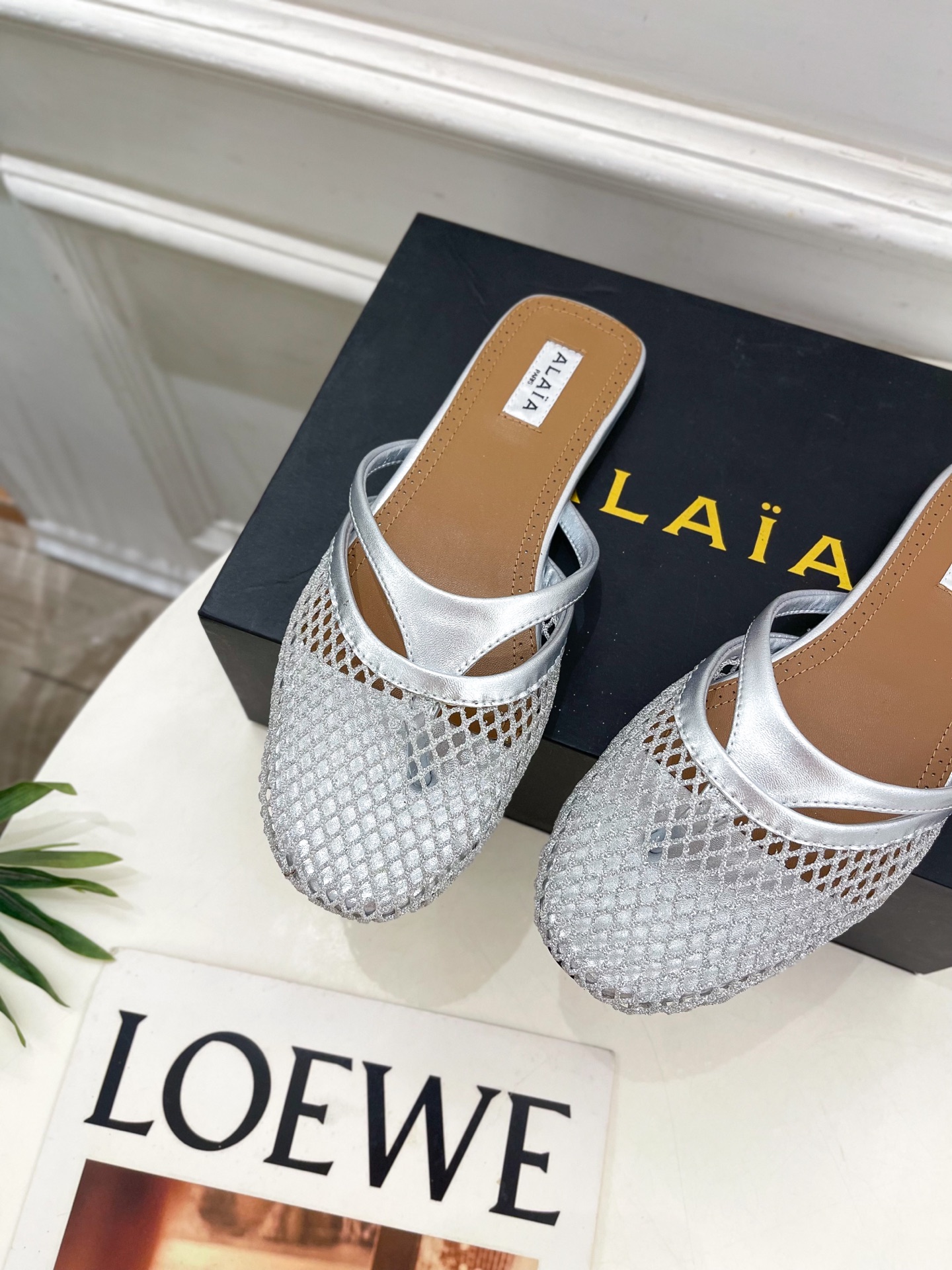 ALAÏA 阿莱亚25SS春夏新品 平底渔网人字拖穆勒鞋
—————————
Alaïa作为这两年最受欢