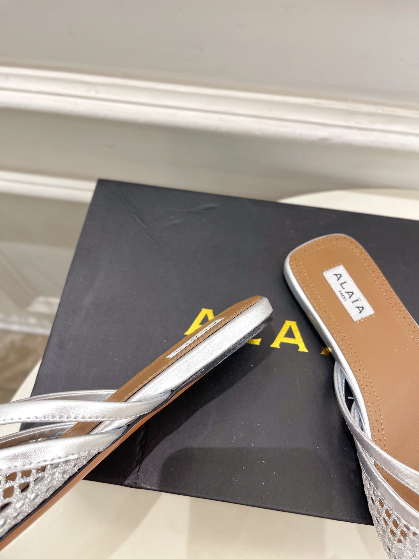 ALAÏA 阿莱亚25SS春夏新品 平底渔网人字拖穆勒鞋
—————————
Alaïa作为这两年最受欢