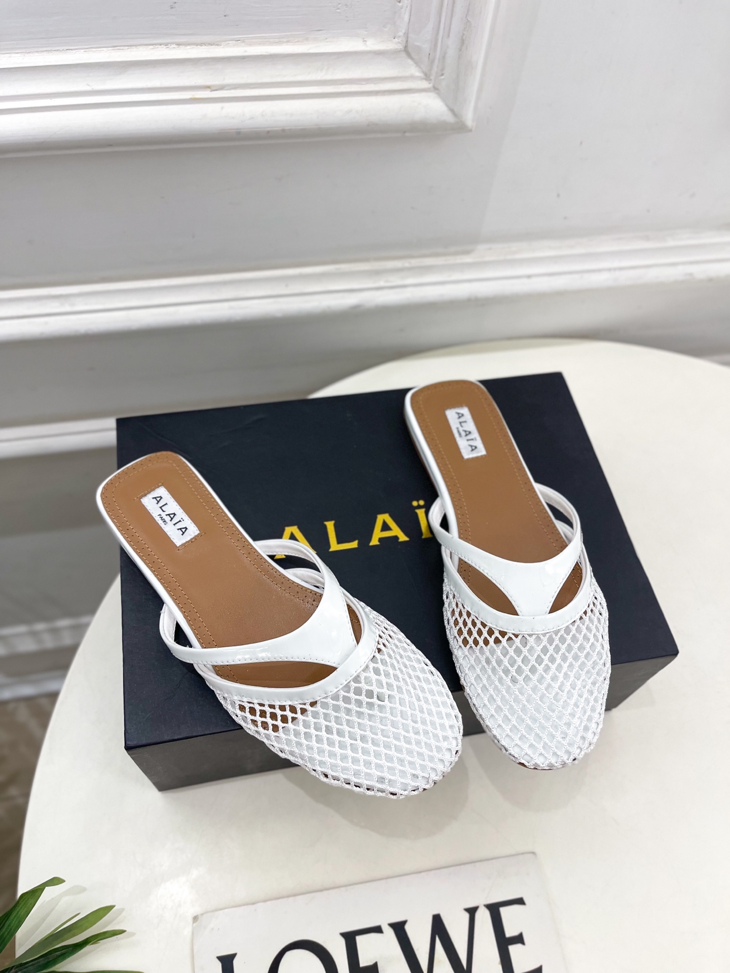 ALAÏA 阿莱亚25SS春夏新品 平底渔网人字拖穆勒鞋
—————————
Alaïa作为这两年最受欢