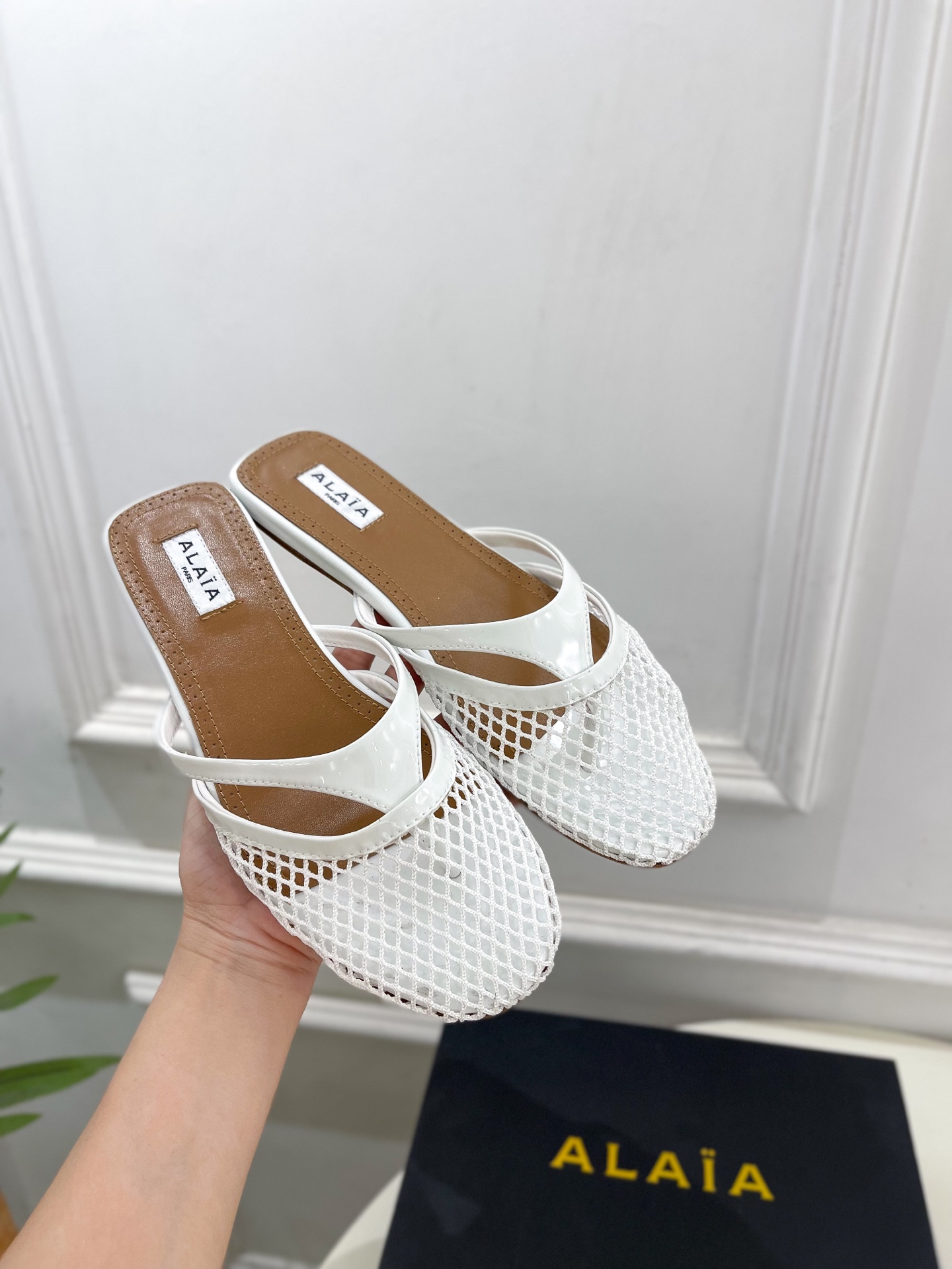 ALAÏA 阿莱亚25SS春夏新品 平底渔网人字拖穆勒鞋
—————————
Alaïa作为这两年最受欢