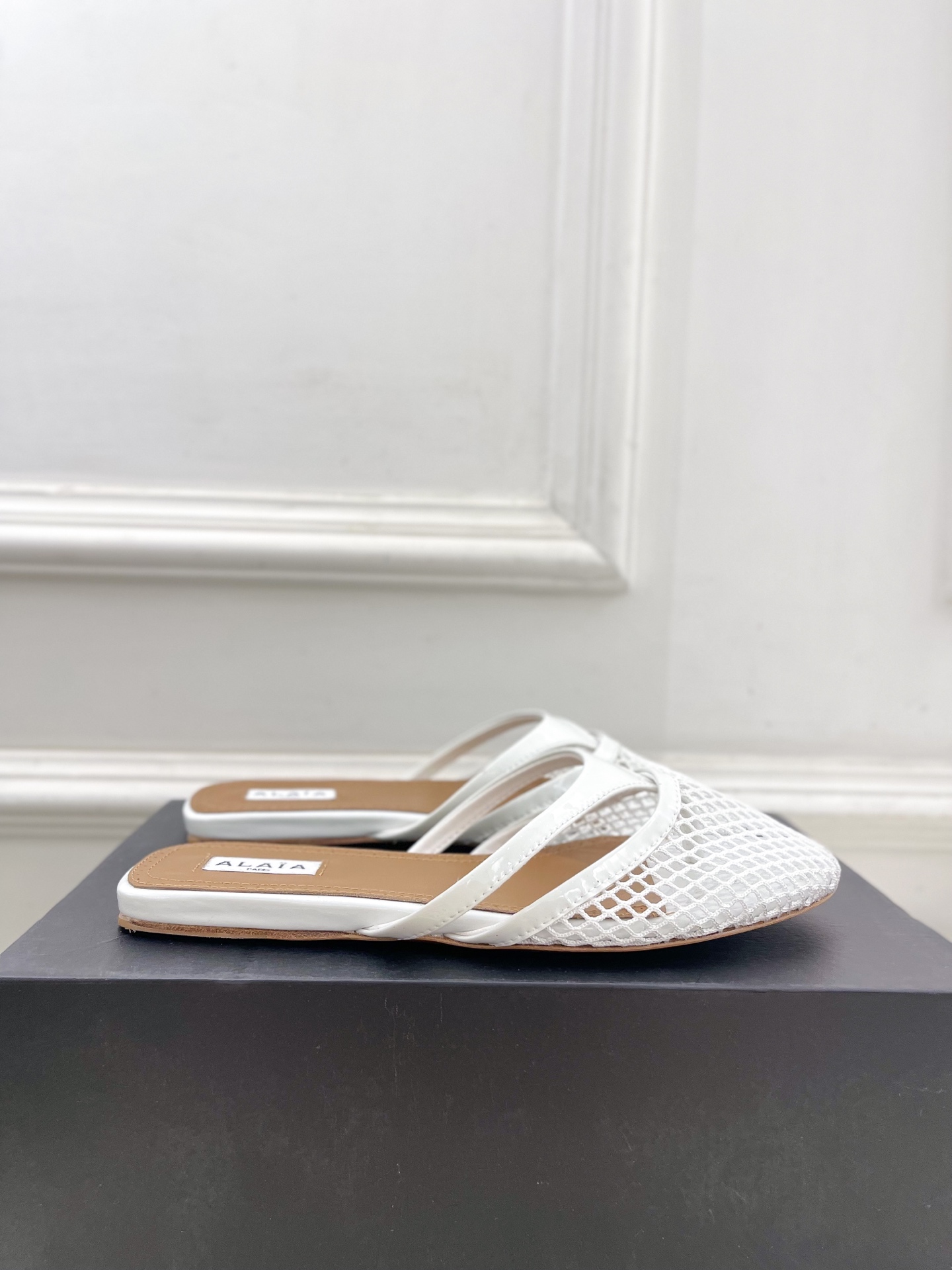 ALAÏA 阿莱亚25SS春夏新品 平底渔网人字拖穆勒鞋
—————————
Alaïa作为这两年最受欢