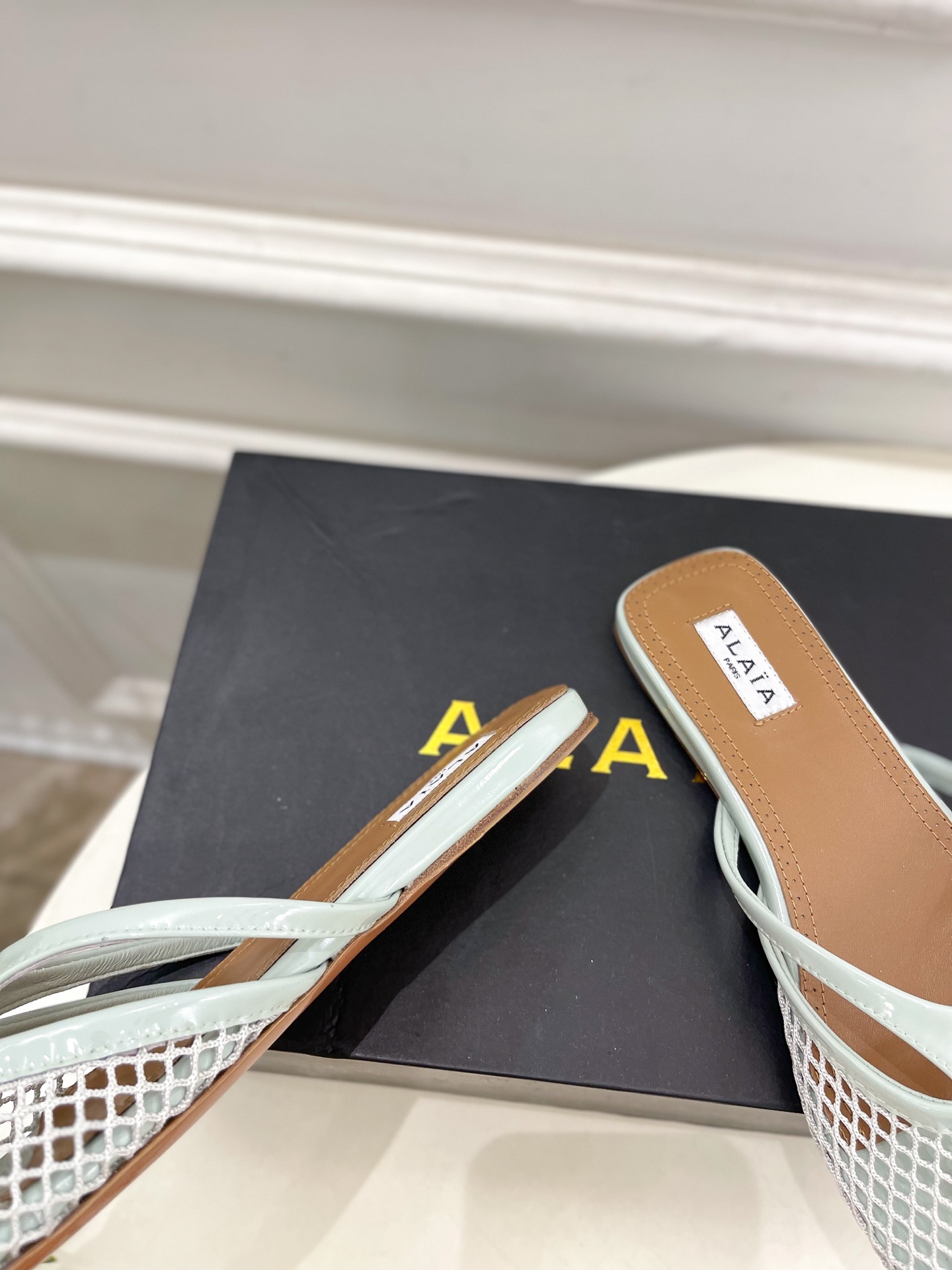 ALAÏA 阿莱亚25SS春夏新品 平底渔网人字拖穆勒鞋
—————————
Alaïa作为这两年最受欢