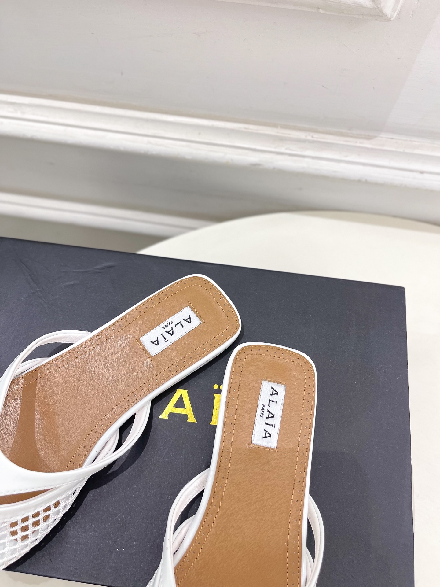 ALAÏA 阿莱亚25SS春夏新品 平底渔网人字拖穆勒鞋
—————————
Alaïa作为这两年最受欢