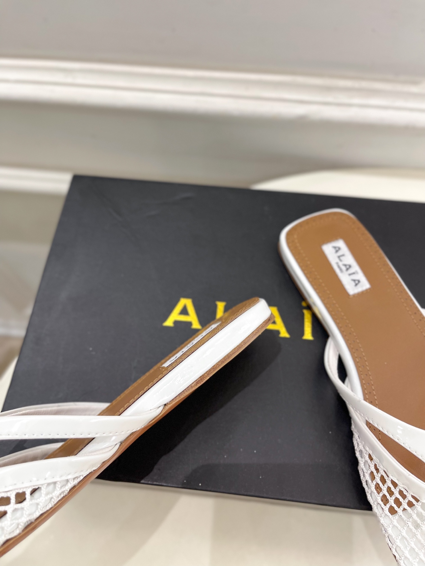 ALAÏA 阿莱亚25SS春夏新品 平底渔网人字拖穆勒鞋
—————————
Alaïa作为这两年最受欢