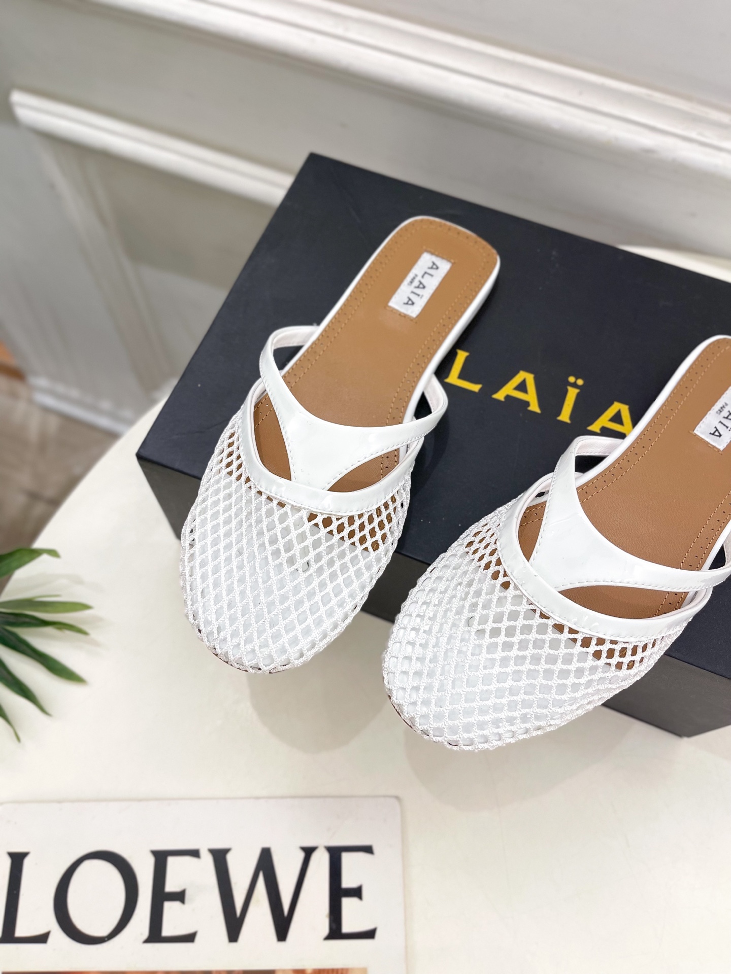 ALAÏA 阿莱亚25SS春夏新品 平底渔网人字拖穆勒鞋
—————————
Alaïa作为这两年最受欢