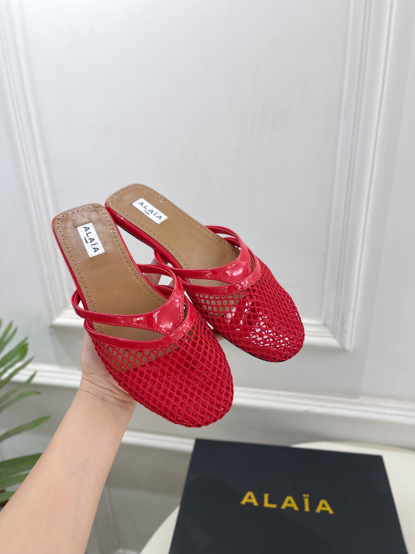 ALAÏA 阿莱亚25SS春夏新品 平底渔网人字拖穆勒鞋
—————————
Alaïa作为这两年最受欢