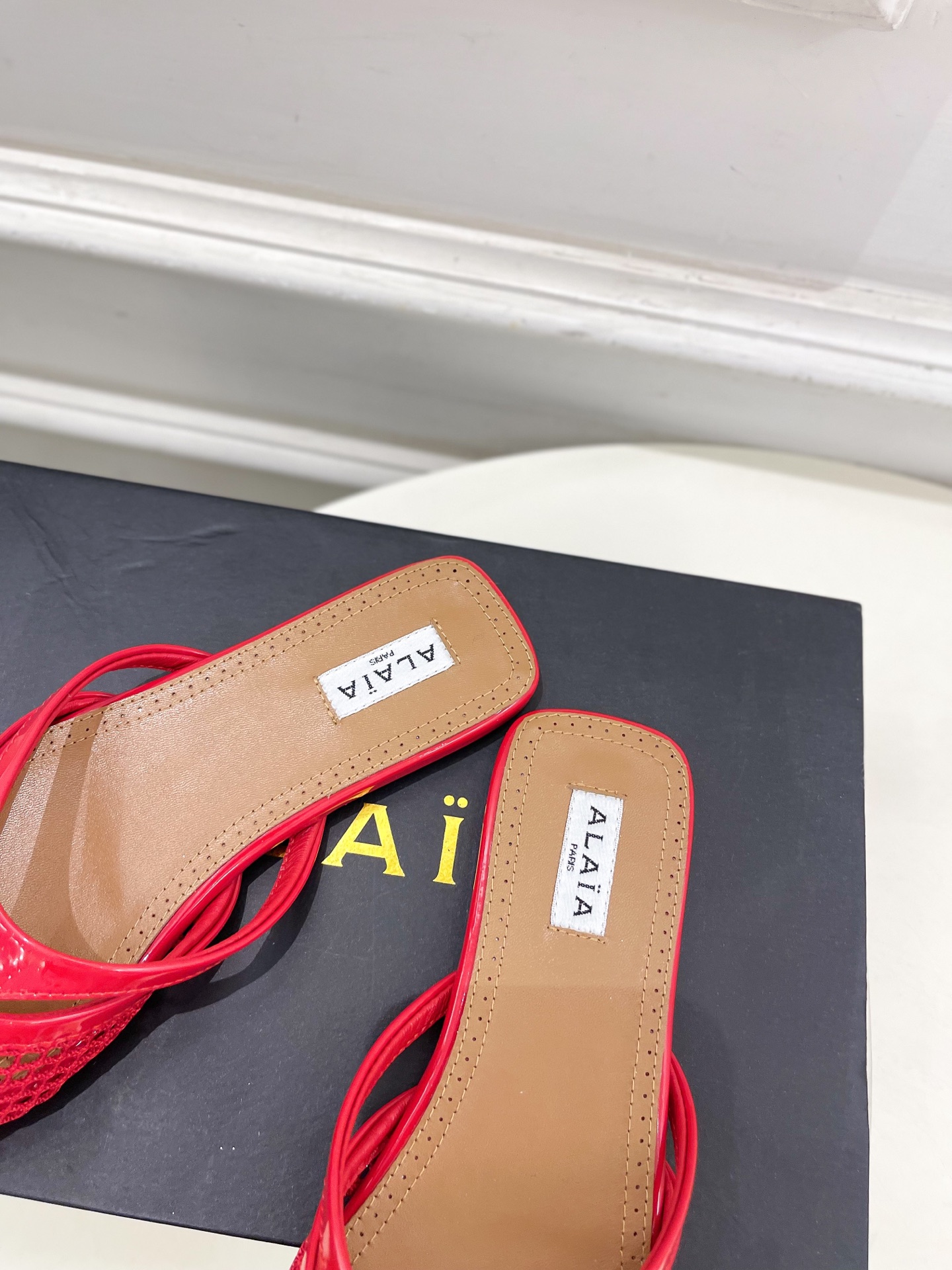 ALAÏA 阿莱亚25SS春夏新品 平底渔网人字拖穆勒鞋
—————————
Alaïa作为这两年最受欢