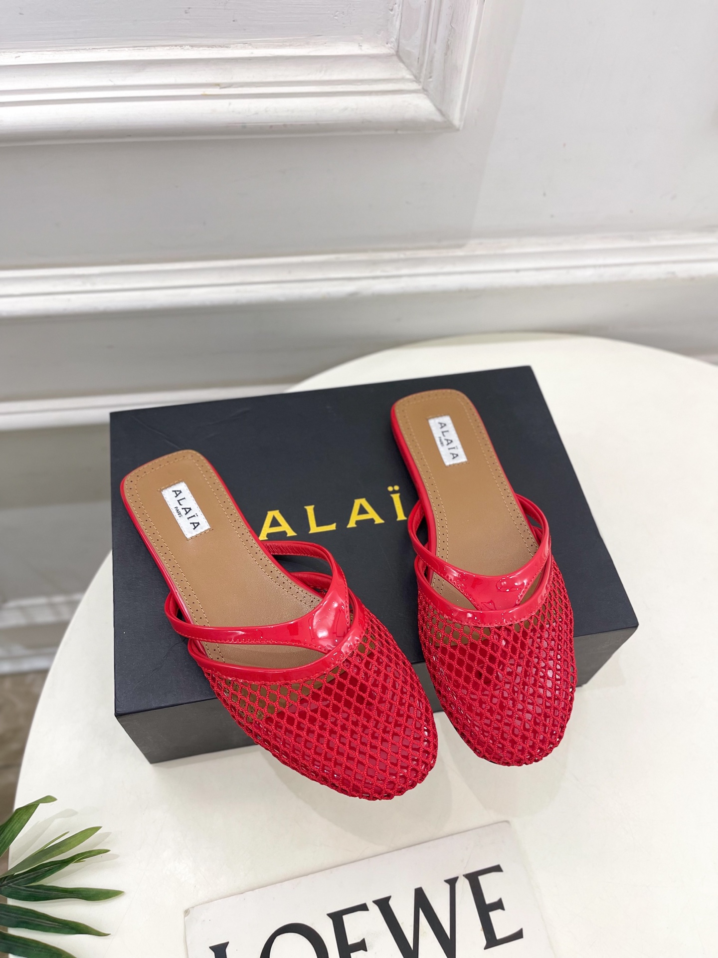 ALAÏA 阿莱亚25SS春夏新品 平底渔网人字拖穆勒鞋
—————————
Alaïa作为这两年最受欢