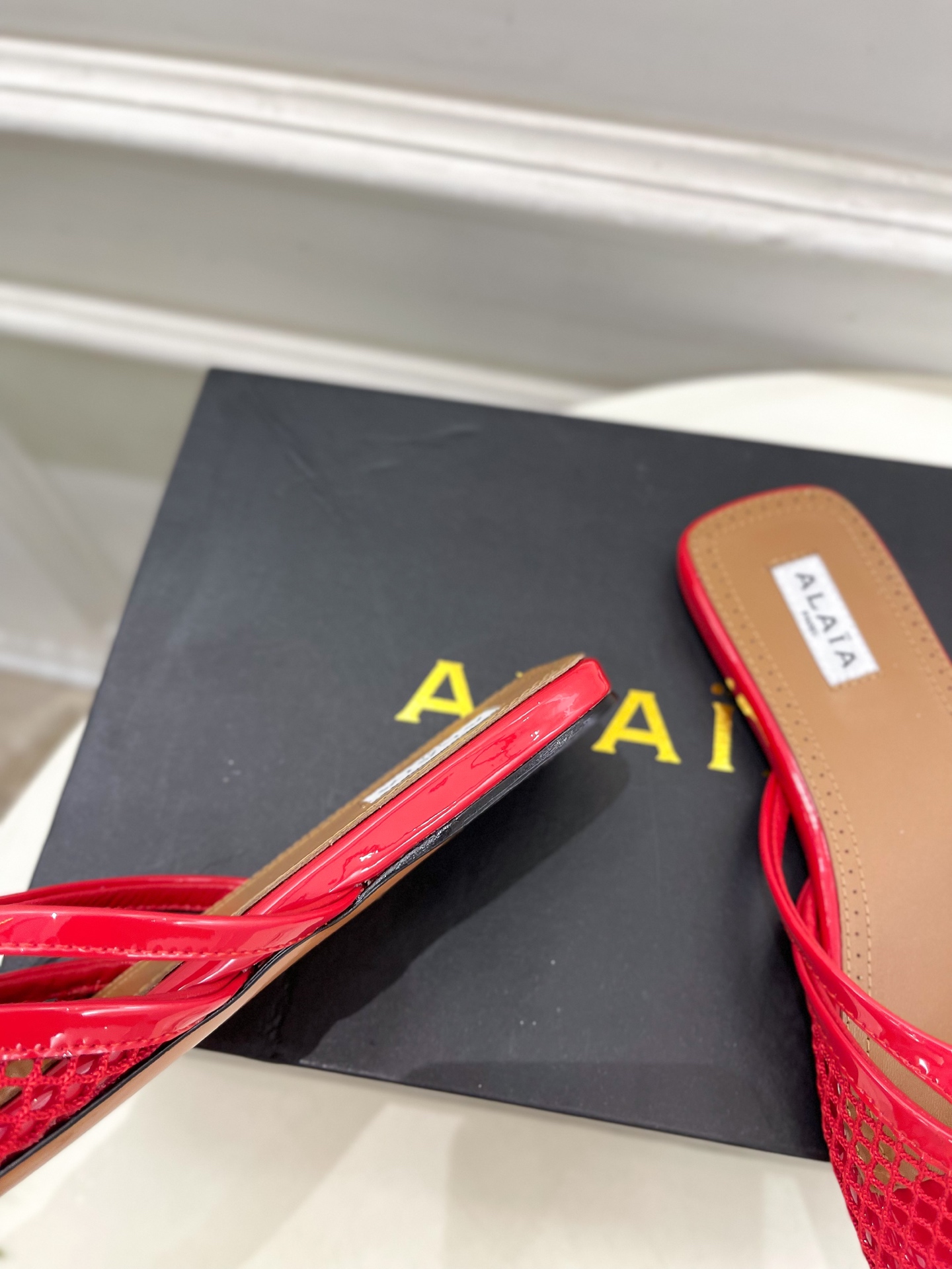 ALAÏA 阿莱亚25SS春夏新品 平底渔网人字拖穆勒鞋
—————————
Alaïa作为这两年最受欢