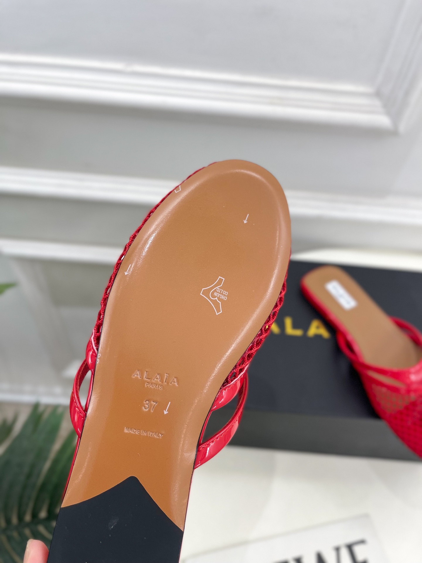 ALAÏA 阿莱亚25SS春夏新品 平底渔网人字拖穆勒鞋
—————————
Alaïa作为这两年最受欢