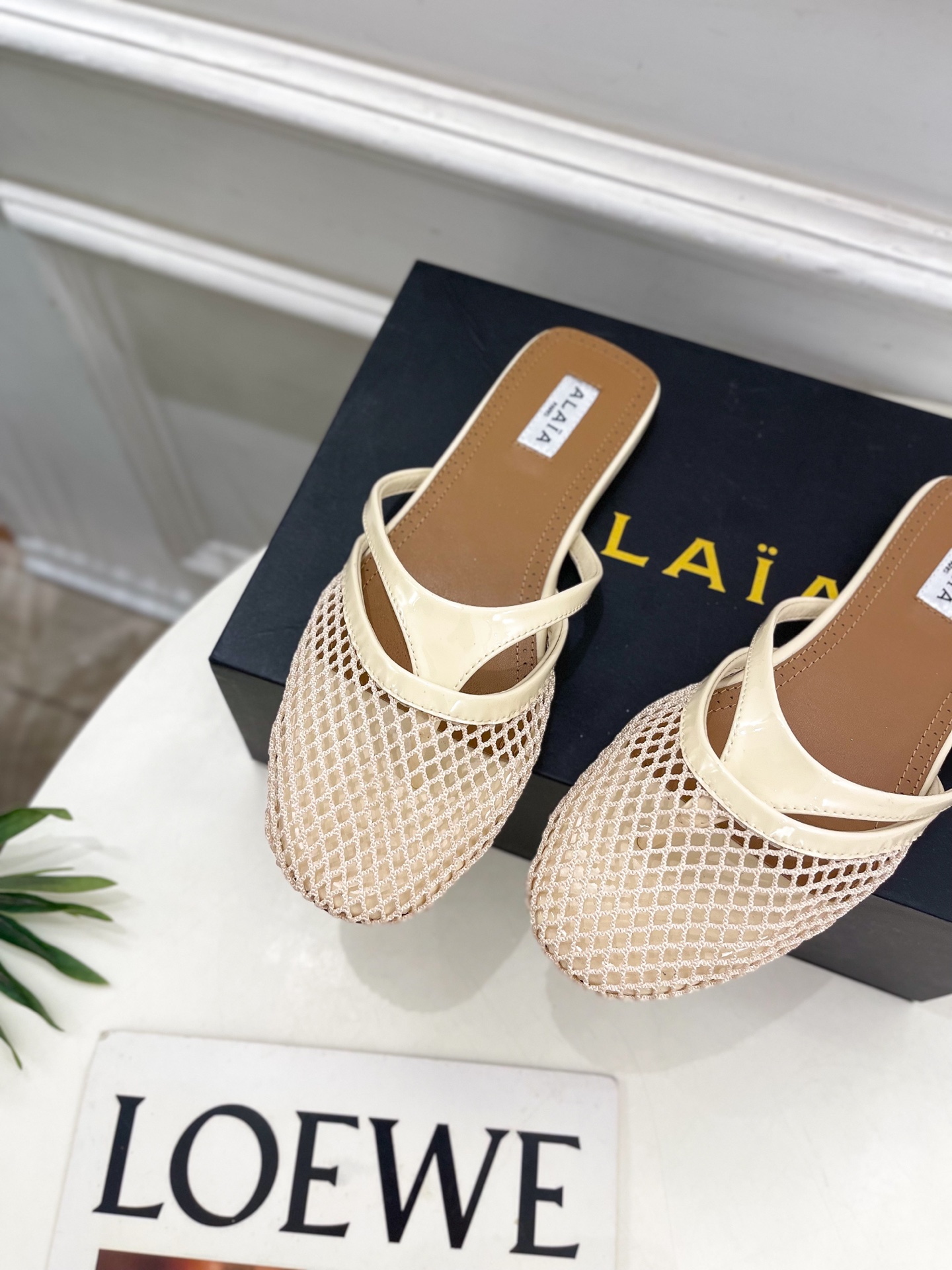 ALAÏA 阿莱亚25SS春夏新品 平底渔网人字拖穆勒鞋
—————————
Alaïa作为这两年最受欢