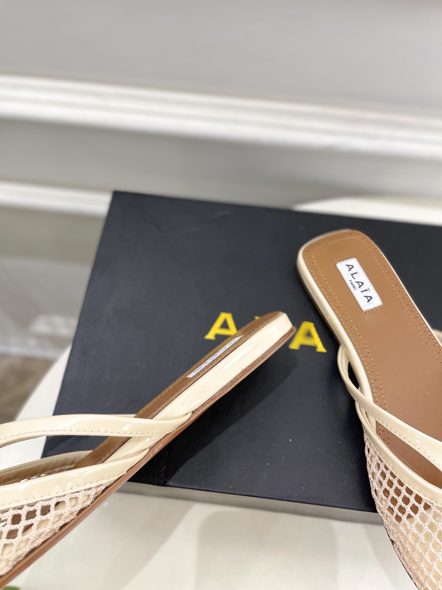 ALAÏA 阿莱亚25SS春夏新品 平底渔网人字拖穆勒鞋
—————————
Alaïa作为这两年最受欢