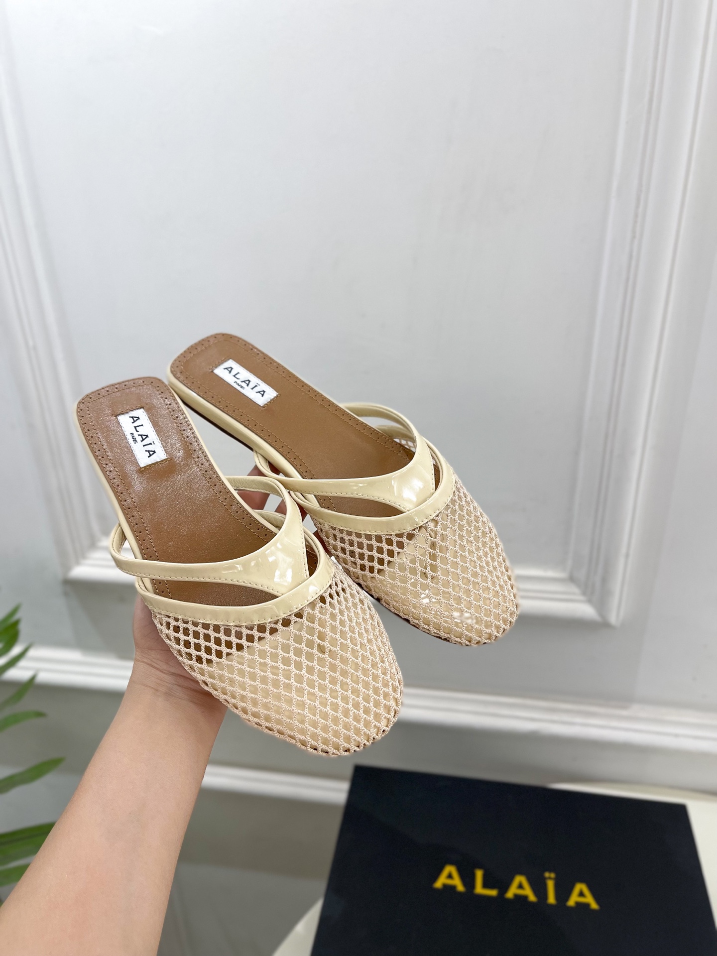 ALAÏA 阿莱亚25SS春夏新品 平底渔网人字拖穆勒鞋
—————————
Alaïa作为这两年最受欢