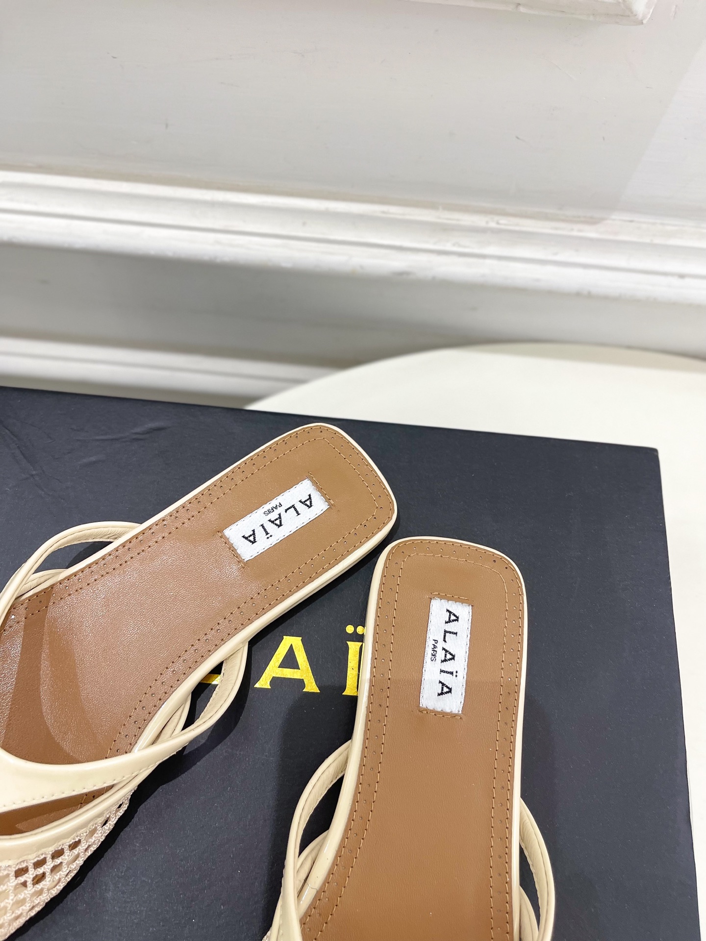 ALAÏA 阿莱亚25SS春夏新品 平底渔网人字拖穆勒鞋
—————————
Alaïa作为这两年最受欢