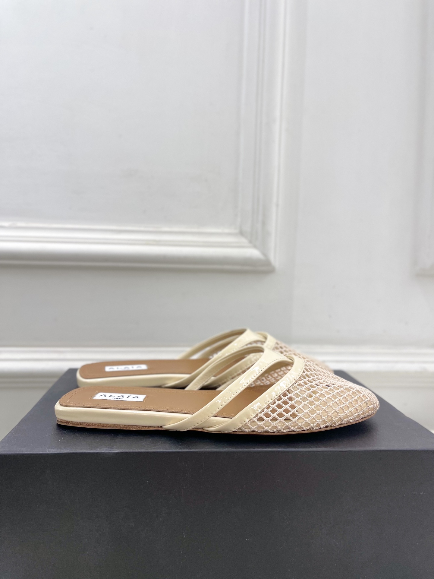 ALAÏA 阿莱亚25SS春夏新品 平底渔网人字拖穆勒鞋
—————————
Alaïa作为这两年最受欢