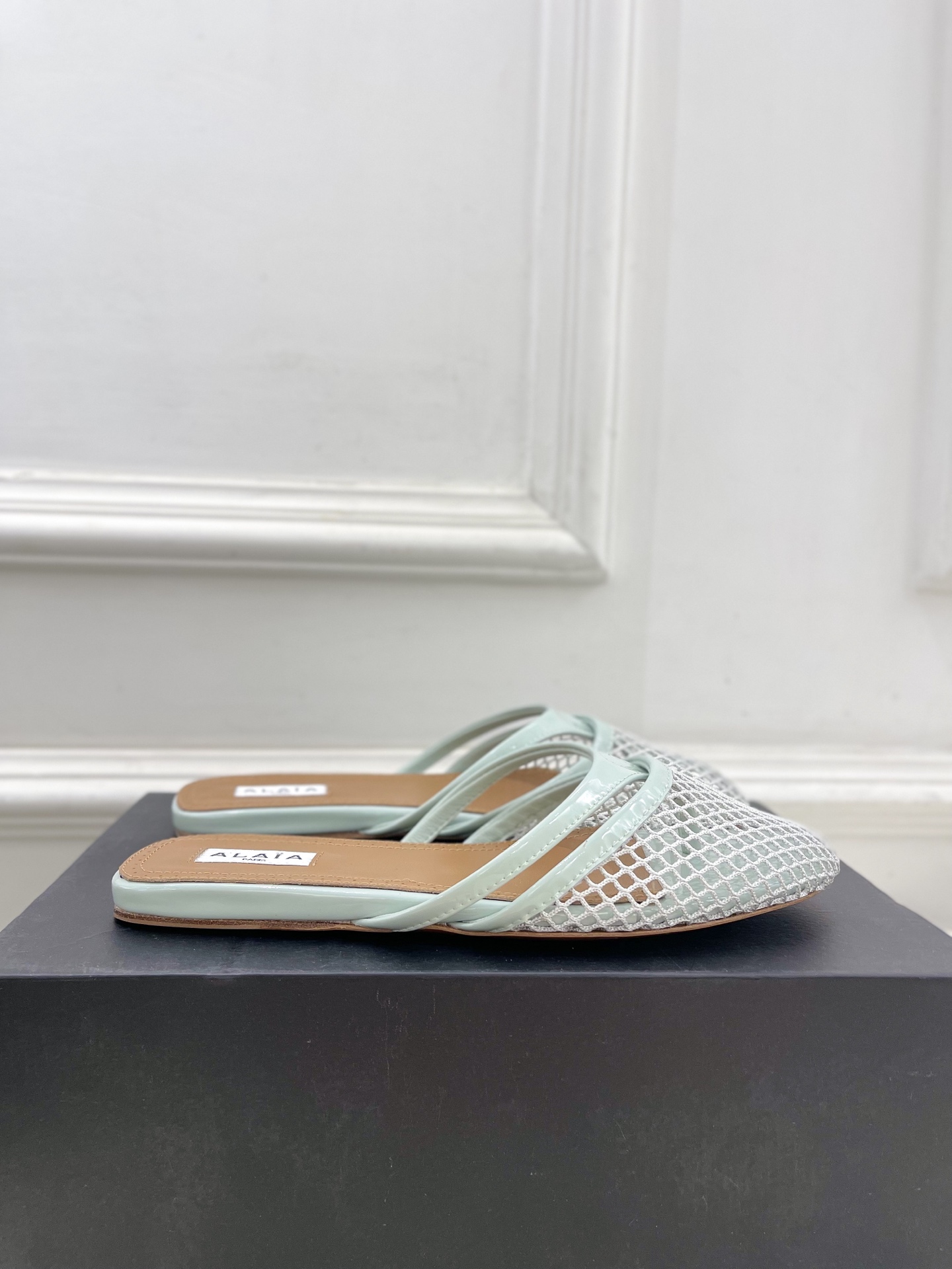 ALAÏA 阿莱亚25SS春夏新品 平底渔网人字拖穆勒鞋
—————————
Alaïa作为这两年最受欢