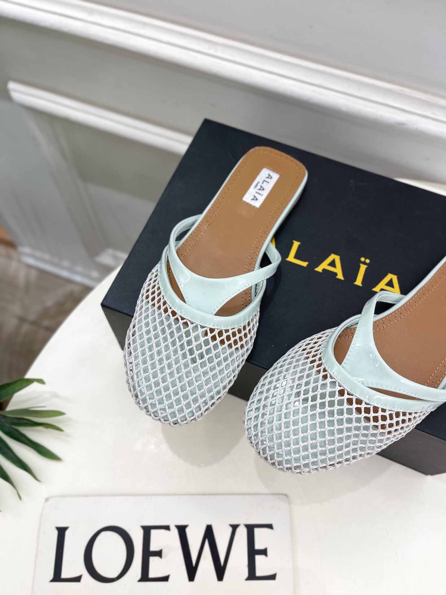 ALAÏA 阿莱亚25SS春夏新品 平底渔网人字拖穆勒鞋
—————————
Alaïa作为这两年最受欢