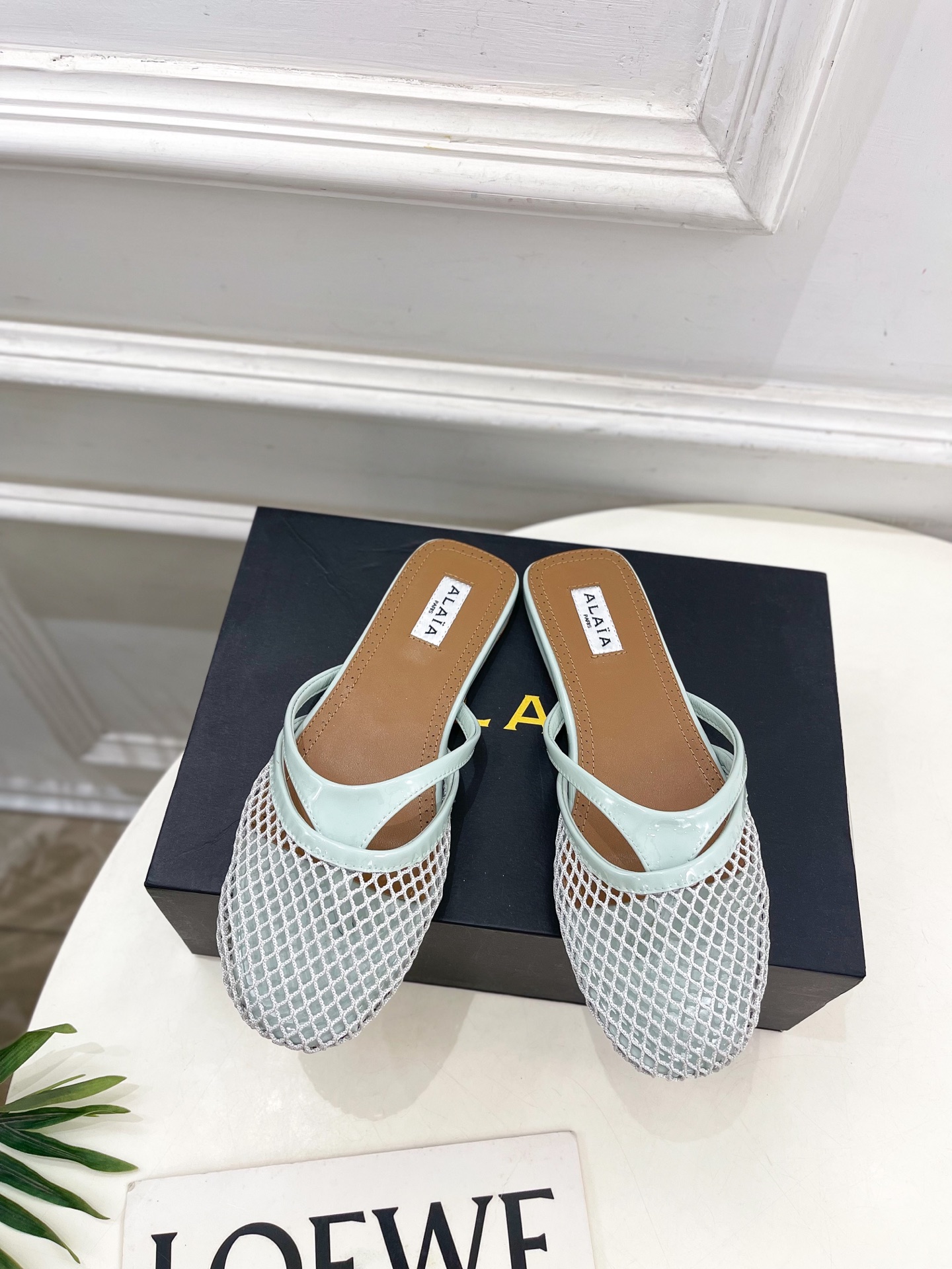 ALAÏA 阿莱亚25SS春夏新品 平底渔网人字拖穆勒鞋
—————————
Alaïa作为这两年最受欢