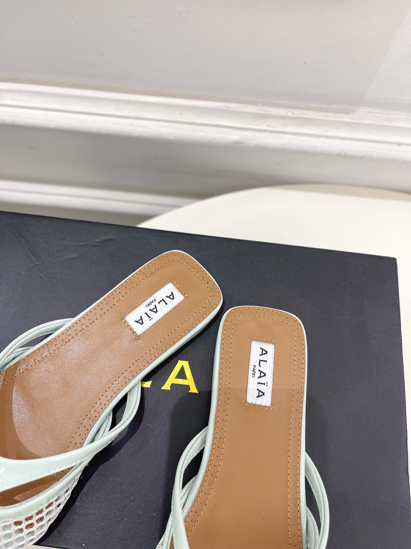 ALAÏA 阿莱亚25SS春夏新品 平底渔网人字拖穆勒鞋
—————————
Alaïa作为这两年最受欢