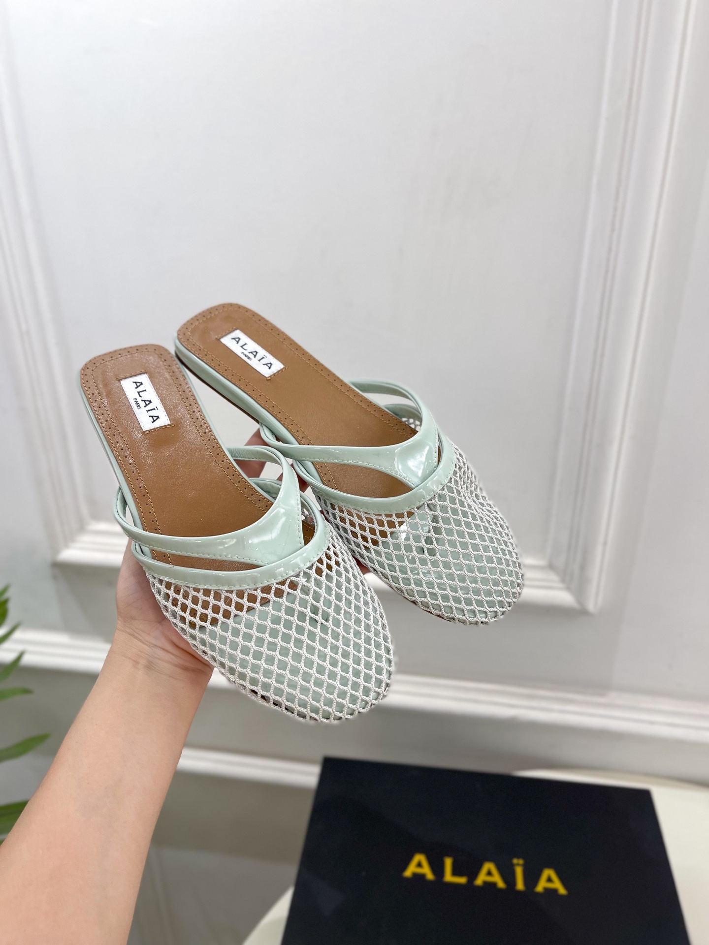 ALAÏA 阿莱亚25SS春夏新品 平底渔网人字拖穆勒鞋
—————————
Alaïa作为这两年最受欢