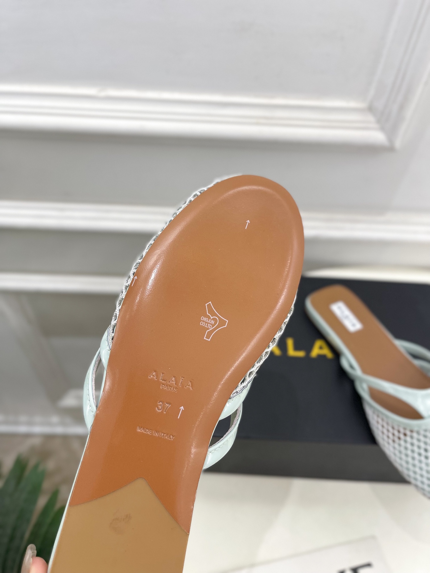 ALAÏA 阿莱亚25SS春夏新品 平底渔网人字拖穆勒鞋
—————————
Alaïa作为这两年最受欢