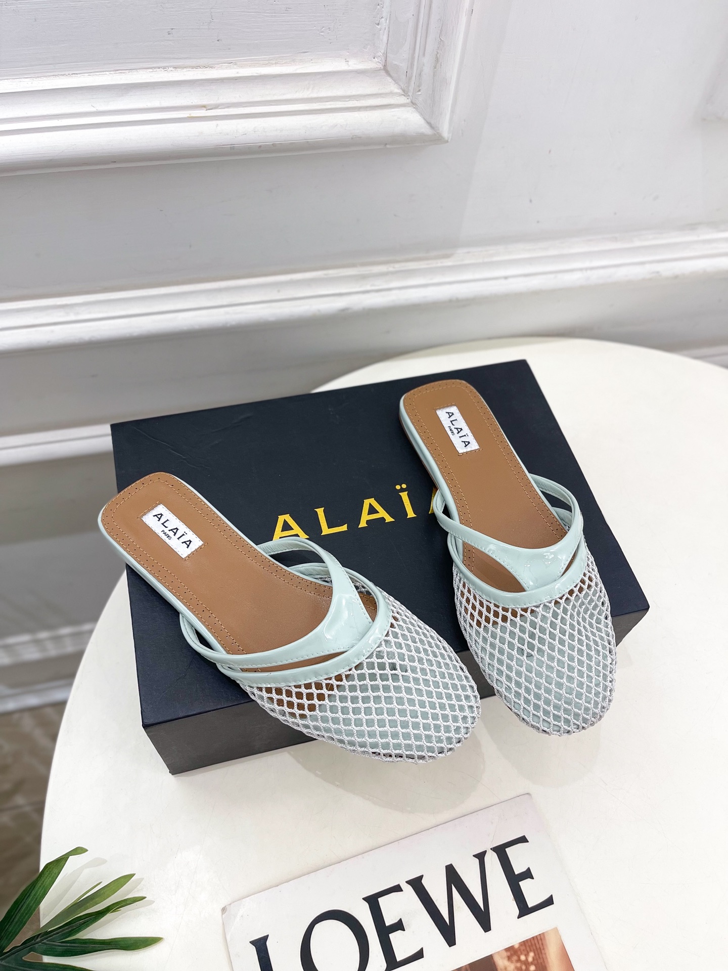 ALAÏA 阿莱亚25SS春夏新品 平底渔网人字拖穆勒鞋
—————————
Alaïa作为这两年最受欢