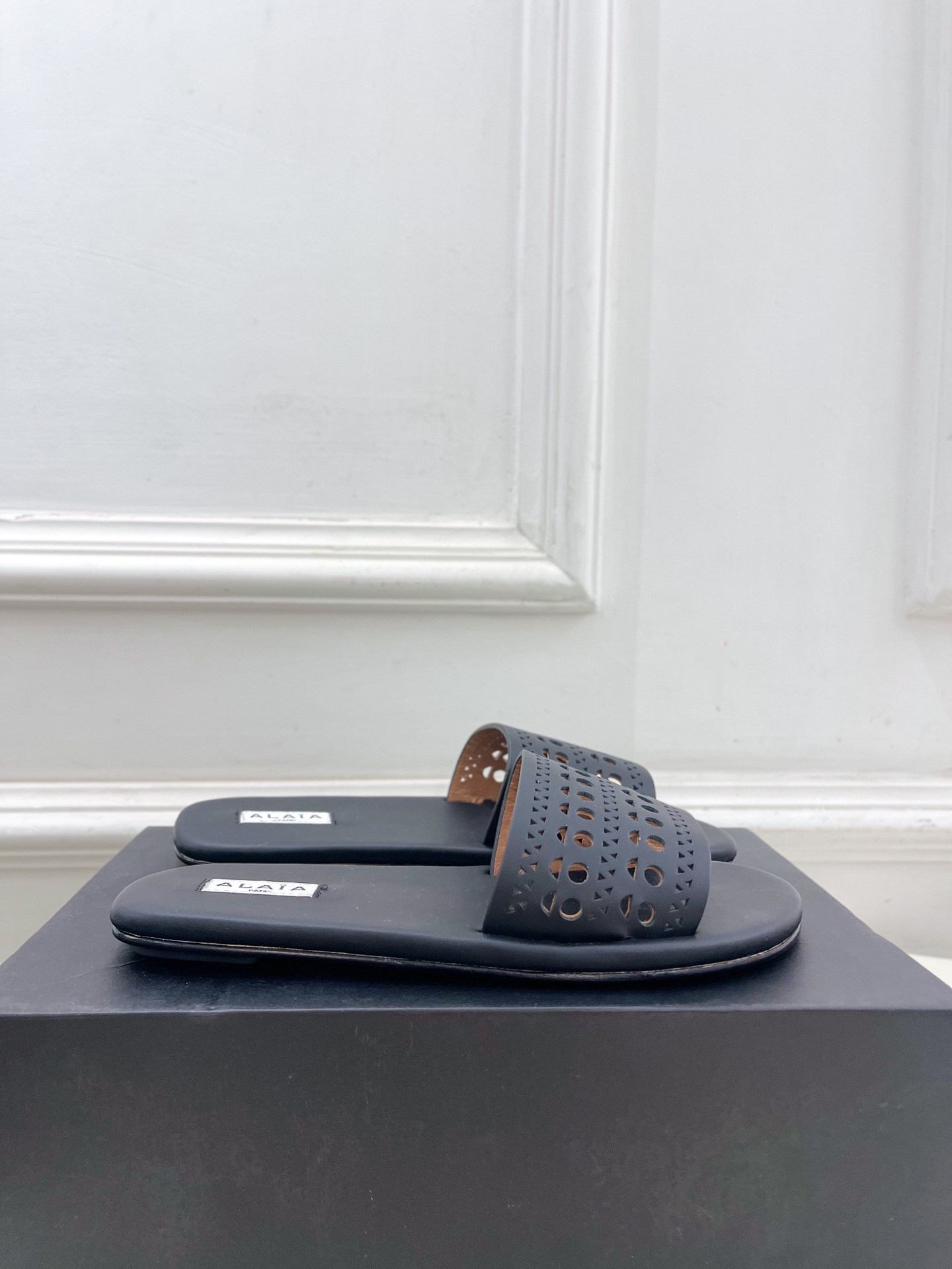 ALAÏA 阿莱亚25SS春夏新品 平底渔网人字拖穆勒鞋
—————————
Alaïa作为这两年最受欢