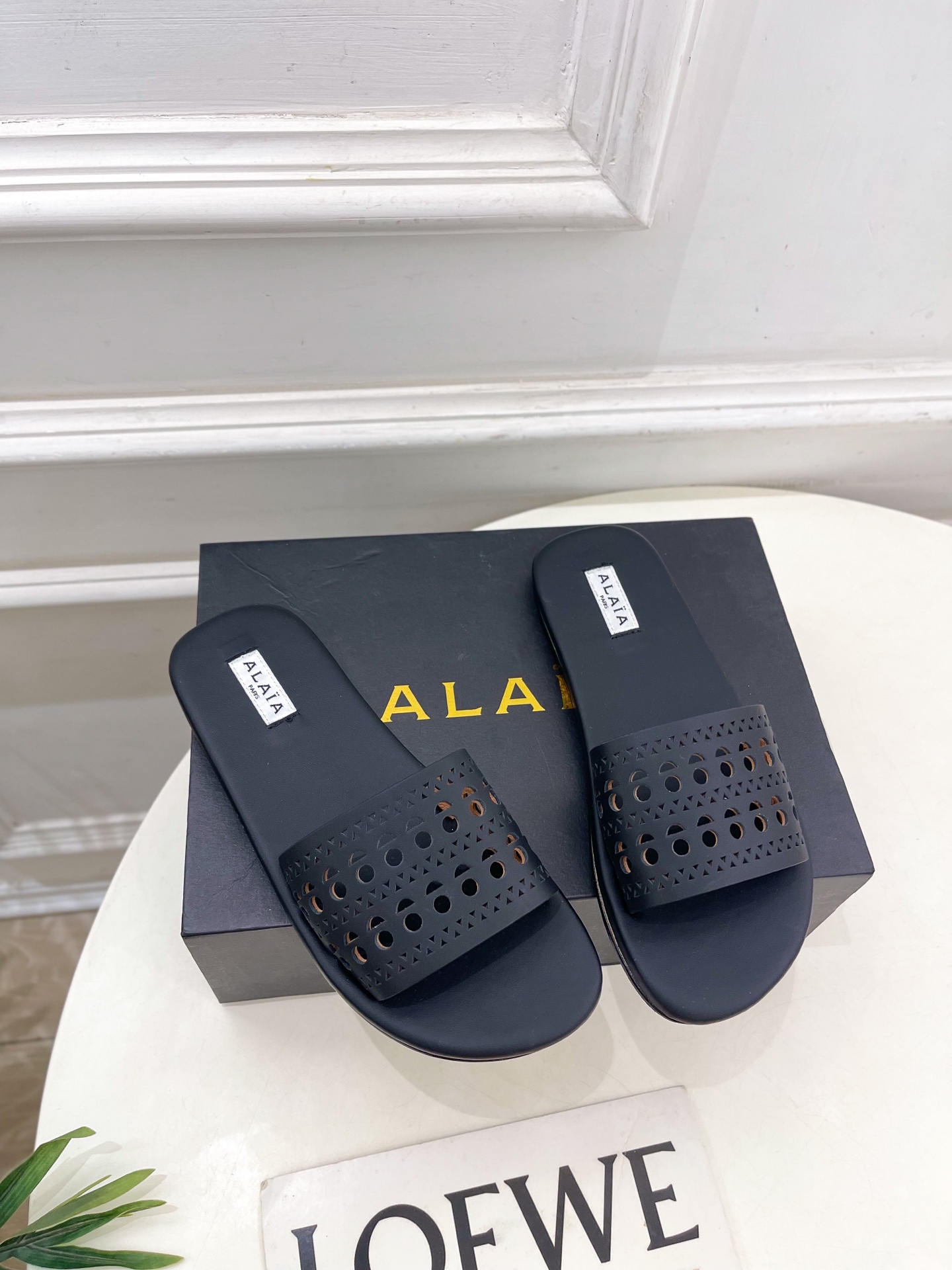 ALAÏA 阿莱亚25SS春夏新品 平底渔网人字拖穆勒鞋
—————————
Alaïa作为这两年最受欢