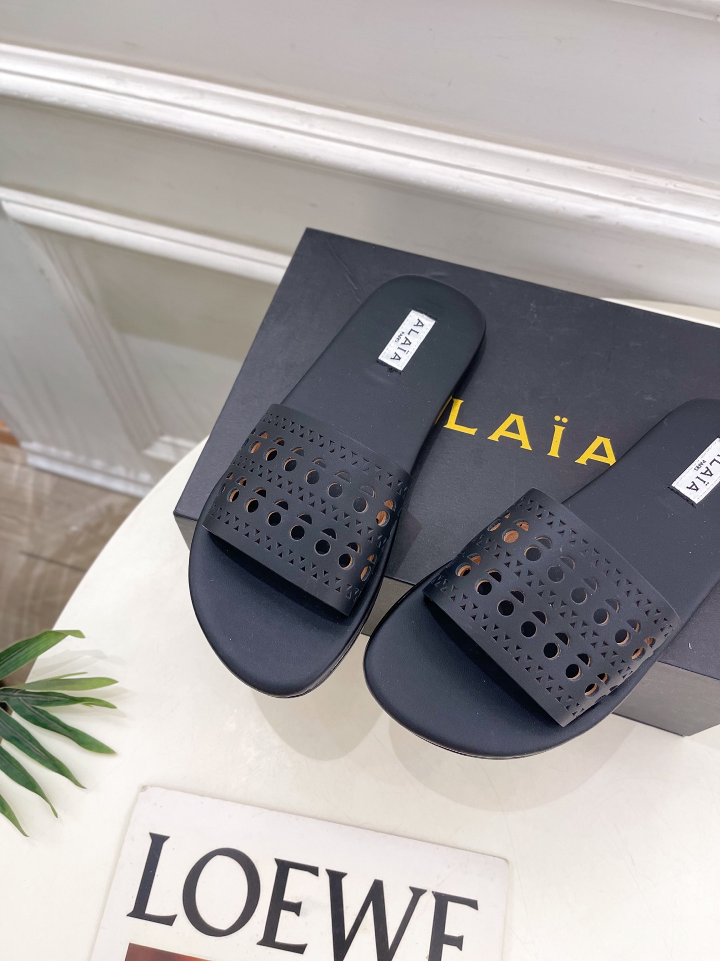 ALAÏA 阿莱亚25SS春夏新品 平底渔网人字拖穆勒鞋
—————————
Alaïa作为这两年最受欢