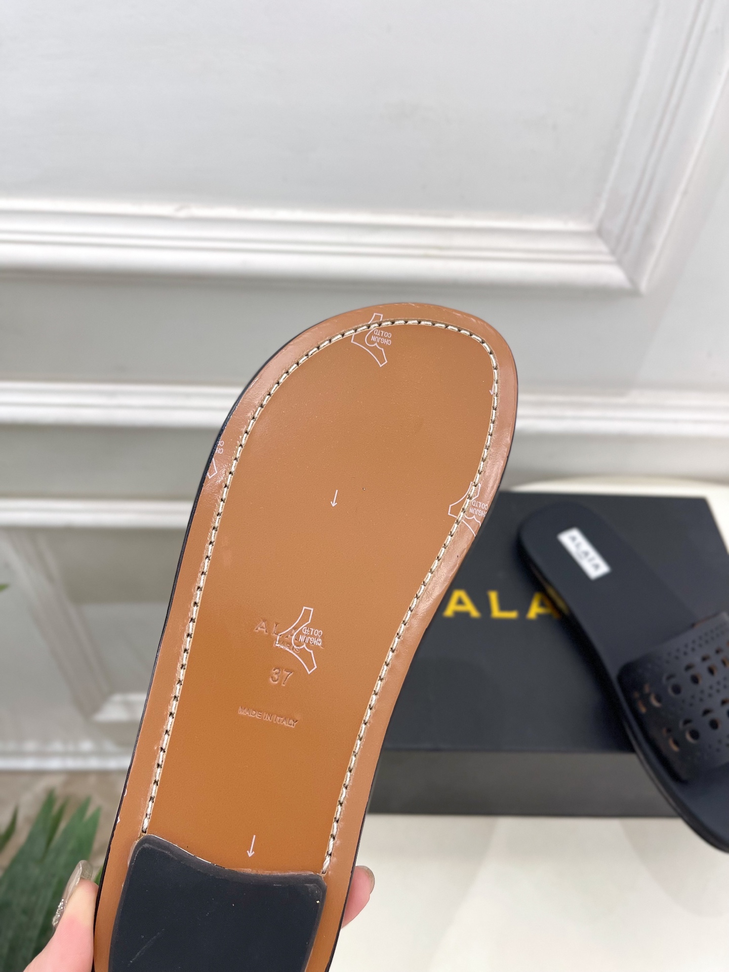 ALAÏA 阿莱亚25SS春夏新品 平底渔网人字拖穆勒鞋
—————————
Alaïa作为这两年最受欢