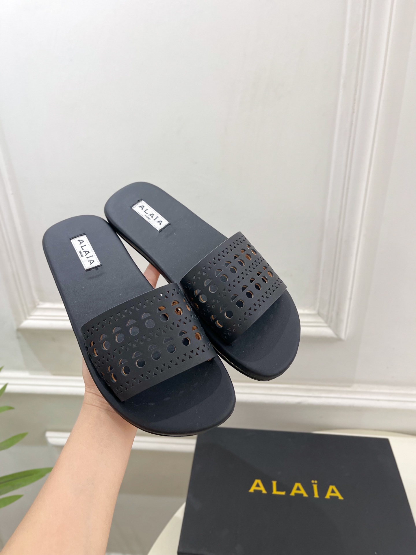 ALAÏA 阿莱亚25SS春夏新品 平底渔网人字拖穆勒鞋
—————————
Alaïa作为这两年最受欢