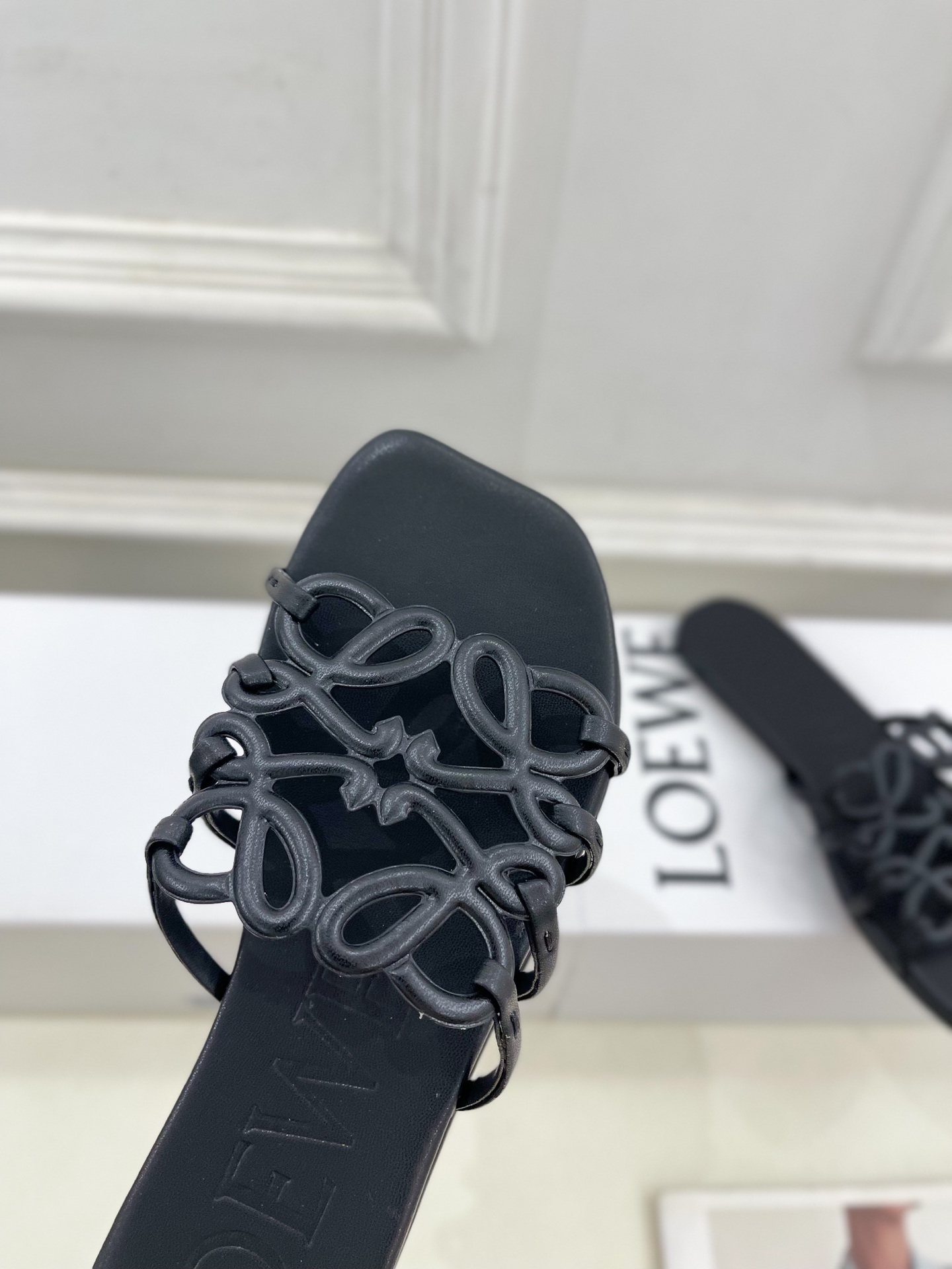 LOEWE 罗意威 2025春夏新品  Petal Anagram镂空平底拖鞋
—————————
LO