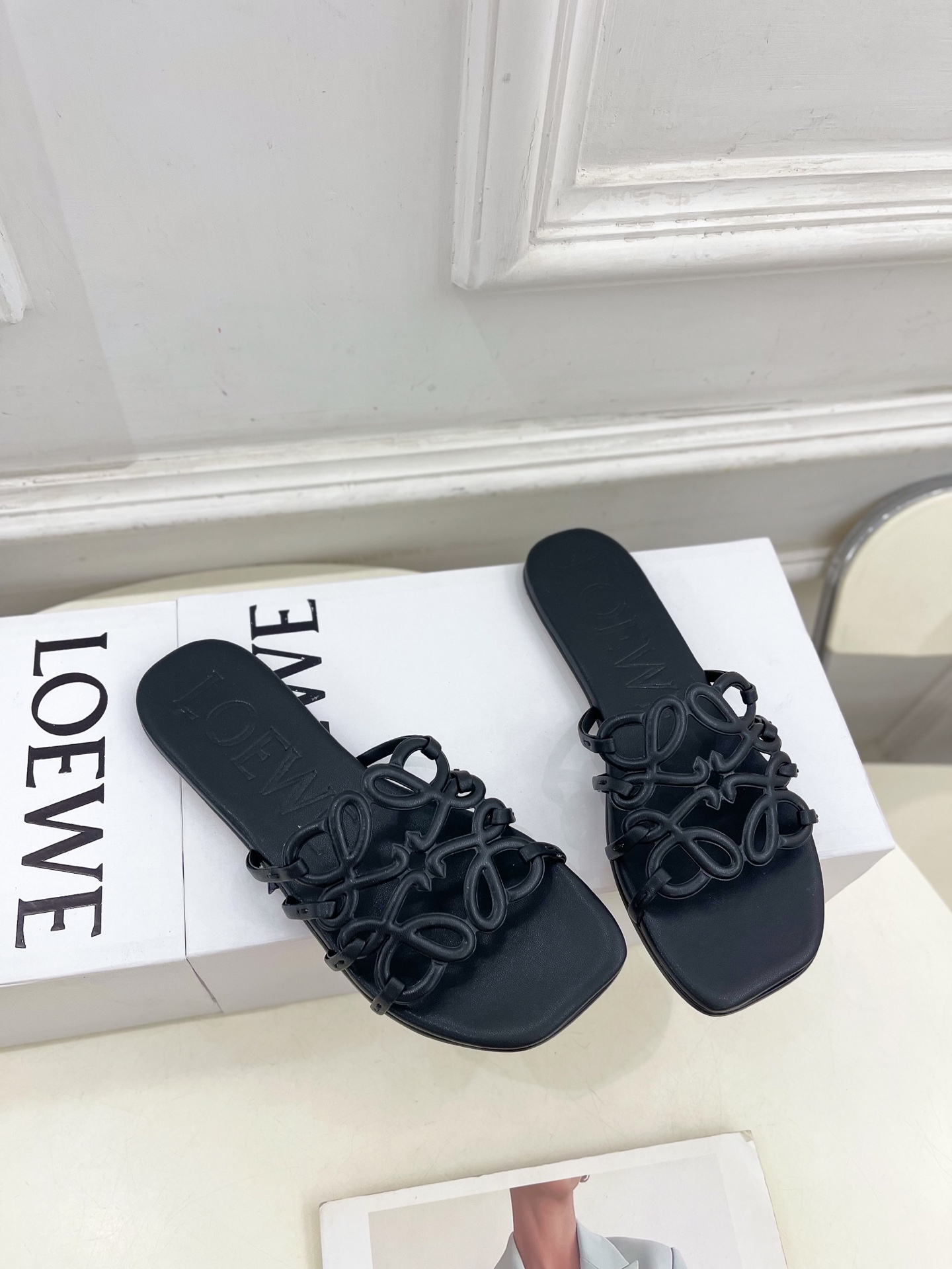 LOEWE 罗意威 2025春夏新品  Petal Anagram镂空平底拖鞋
—————————
LO