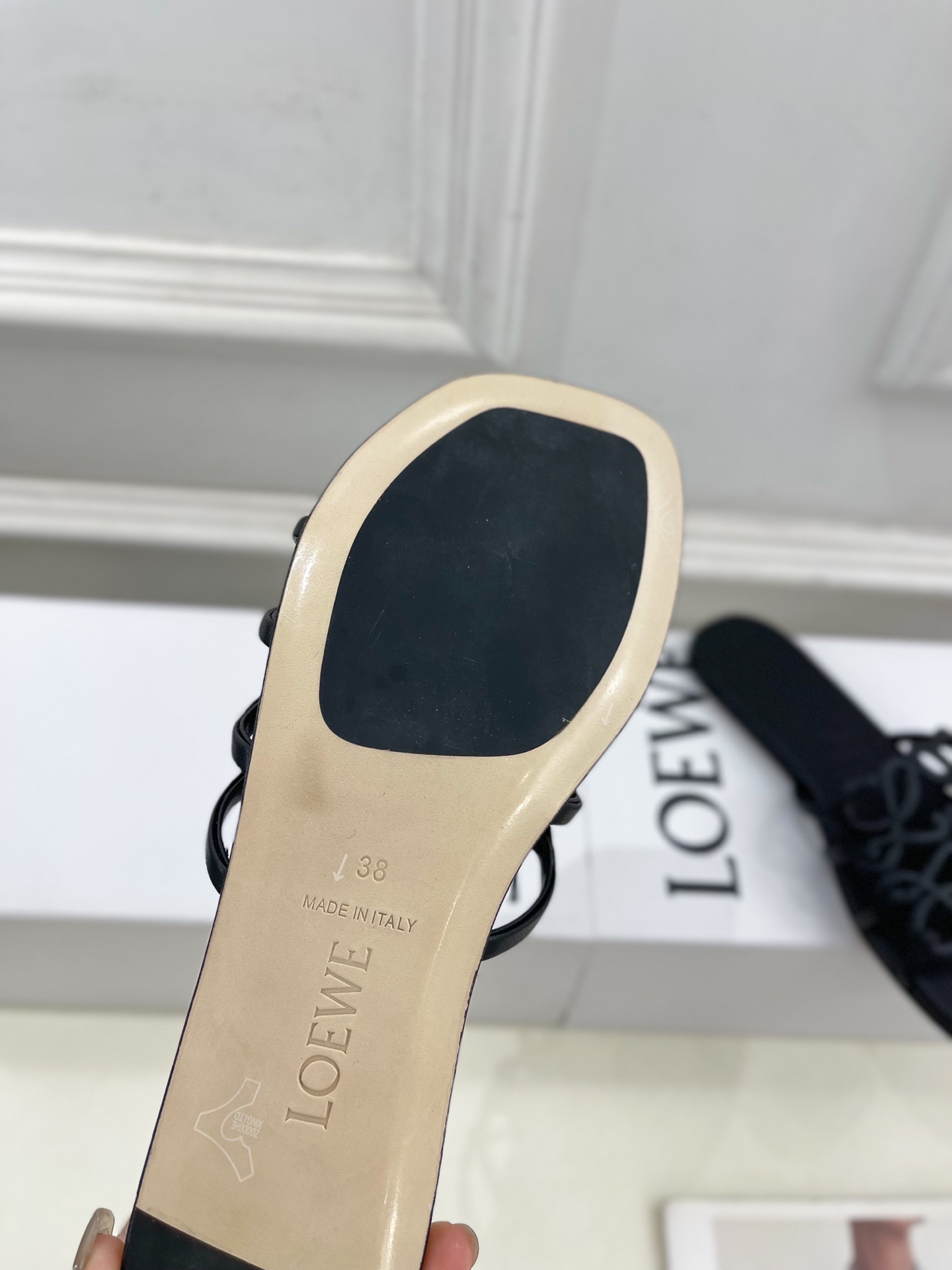 LOEWE 罗意威 2025春夏新品  Petal Anagram镂空平底拖鞋
—————————
LO