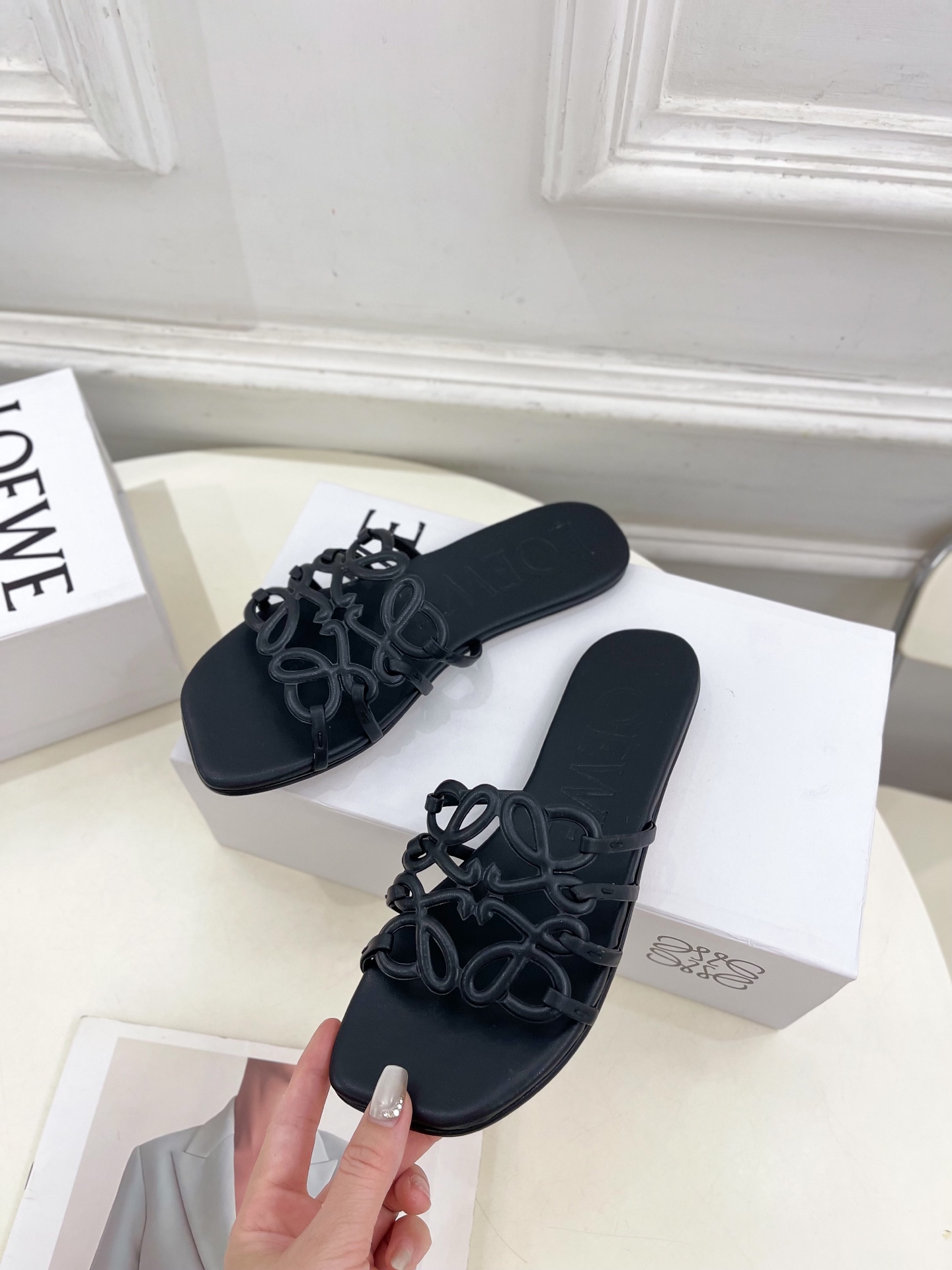 LOEWE 罗意威 2025春夏新品  Petal Anagram镂空平底拖鞋
—————————
LO