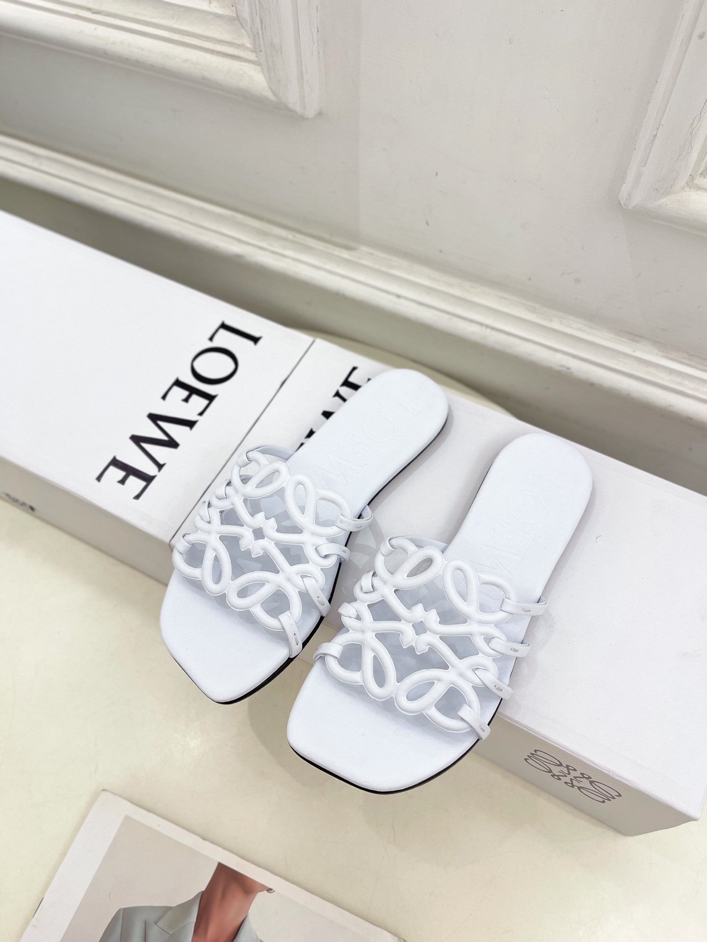 LOEWE 罗意威 2025春夏新品  Petal Anagram镂空平底拖鞋
—————————
LO