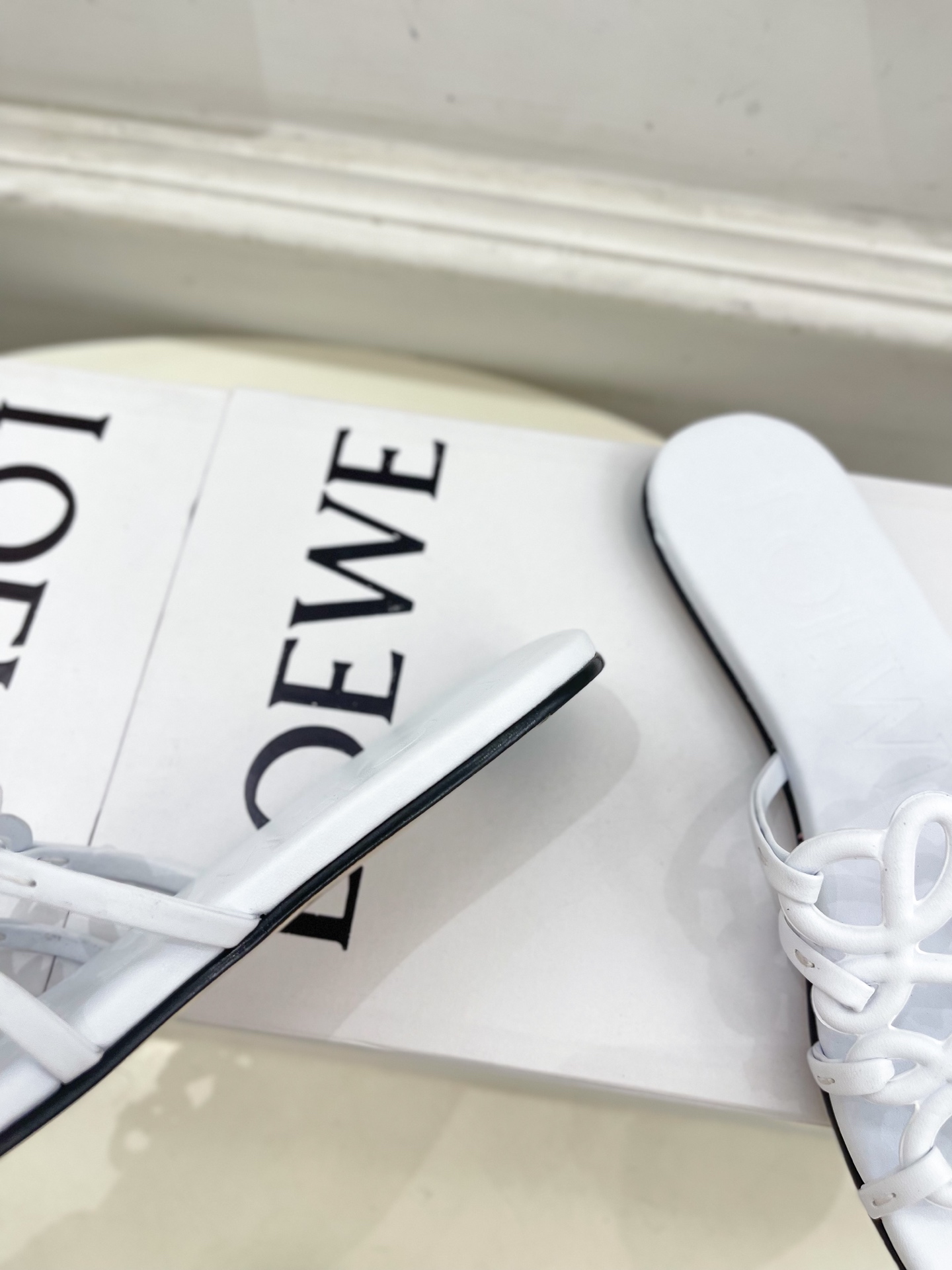 LOEWE 罗意威 2025春夏新品  Petal Anagram镂空平底拖鞋
—————————
LO