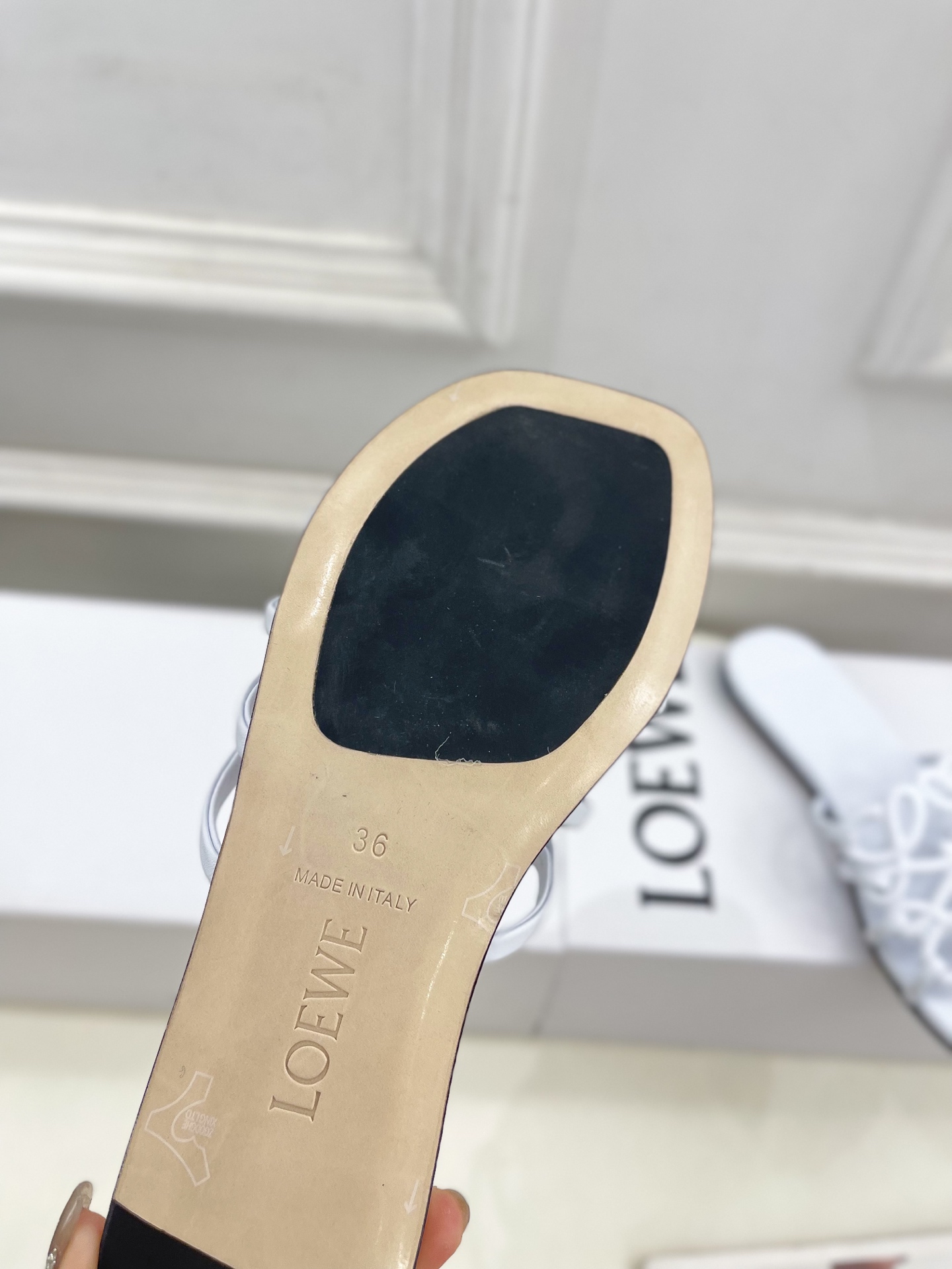 LOEWE 罗意威 2025春夏新品  Petal Anagram镂空平底拖鞋
—————————
LO