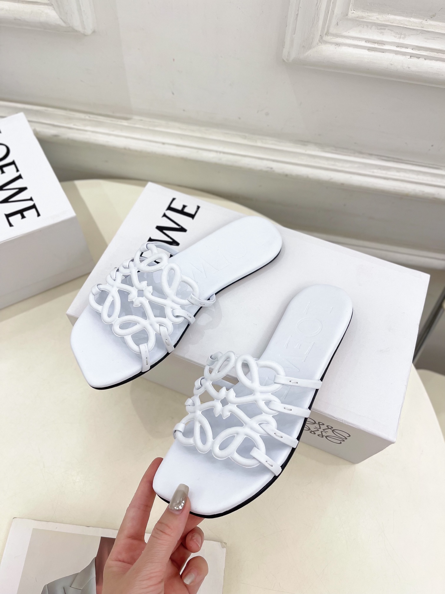 LOEWE 罗意威 2025春夏新品  Petal Anagram镂空平底拖鞋
—————————
LO