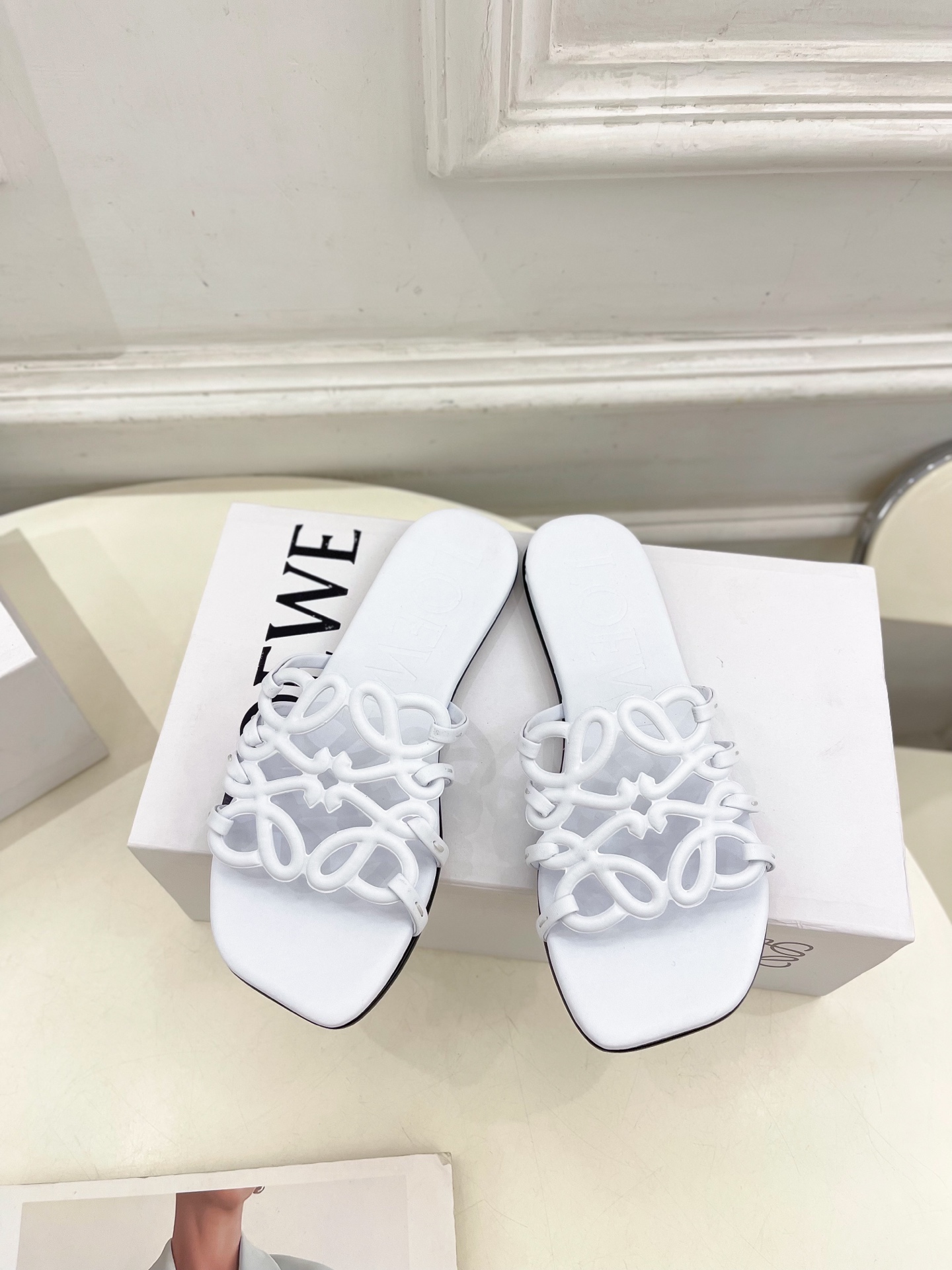 LOEWE 罗意威 2025春夏新品  Petal Anagram镂空平底拖鞋
—————————
LO