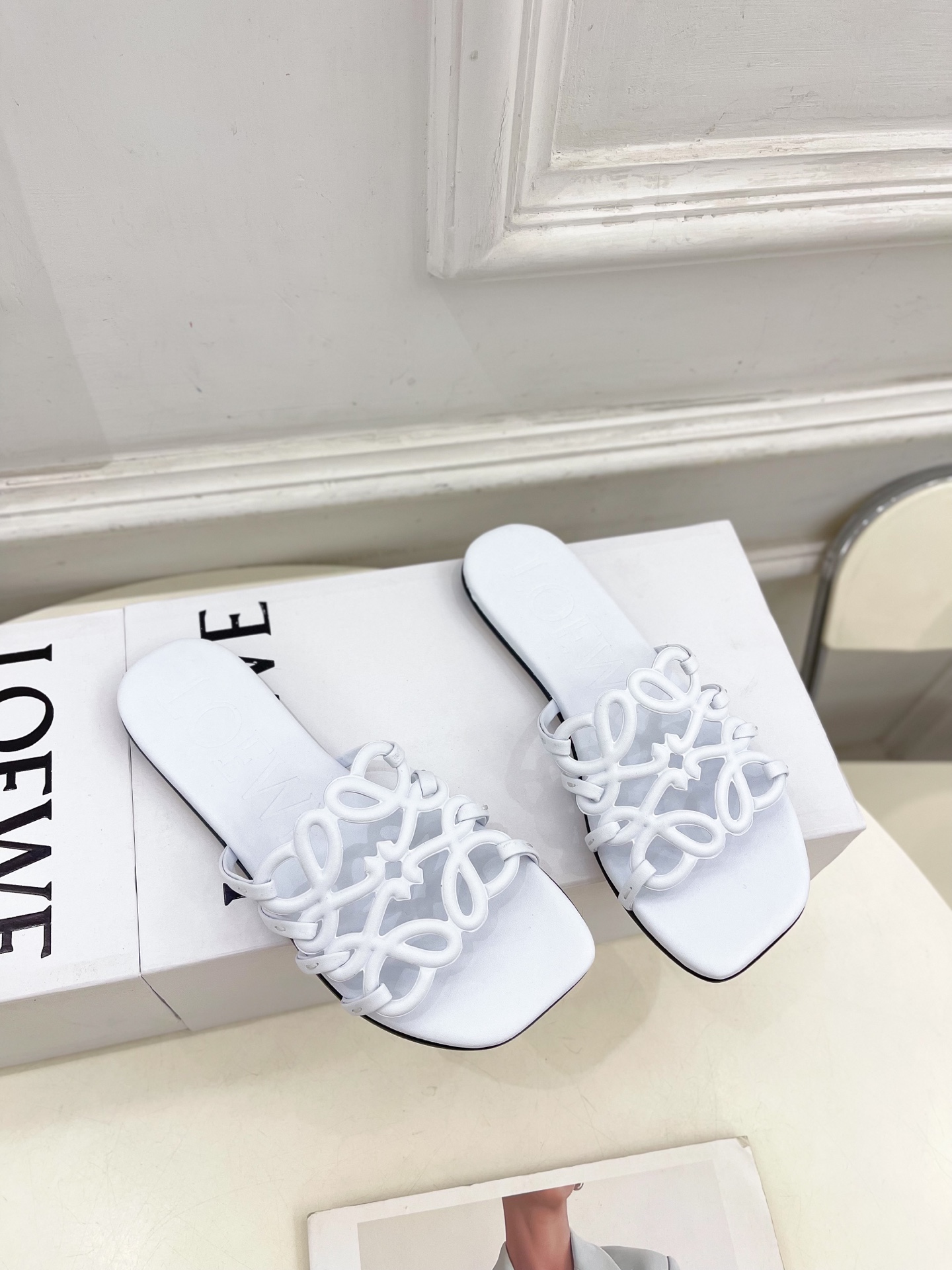 LOEWE 罗意威 2025春夏新品  Petal Anagram镂空平底拖鞋
—————————
LO