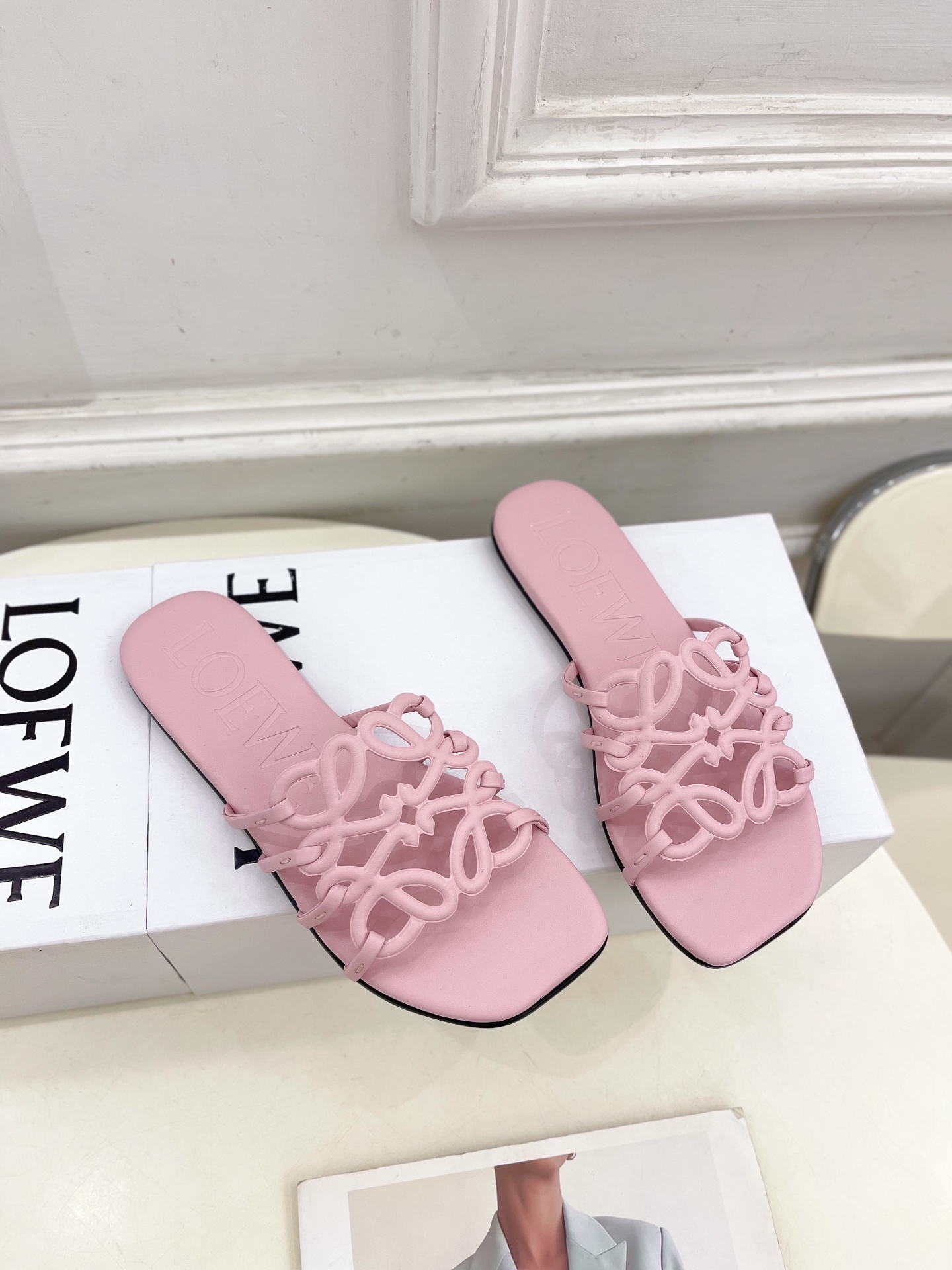 LOEWE 罗意威 2025春夏新品  Petal Anagram镂空平底拖鞋
—————————
LO