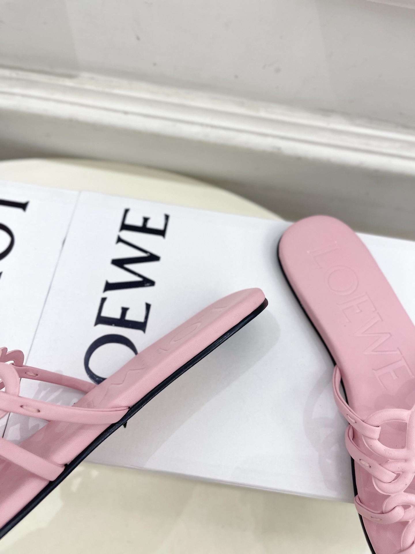 LOEWE 罗意威 2025春夏新品  Petal Anagram镂空平底拖鞋
—————————
LO