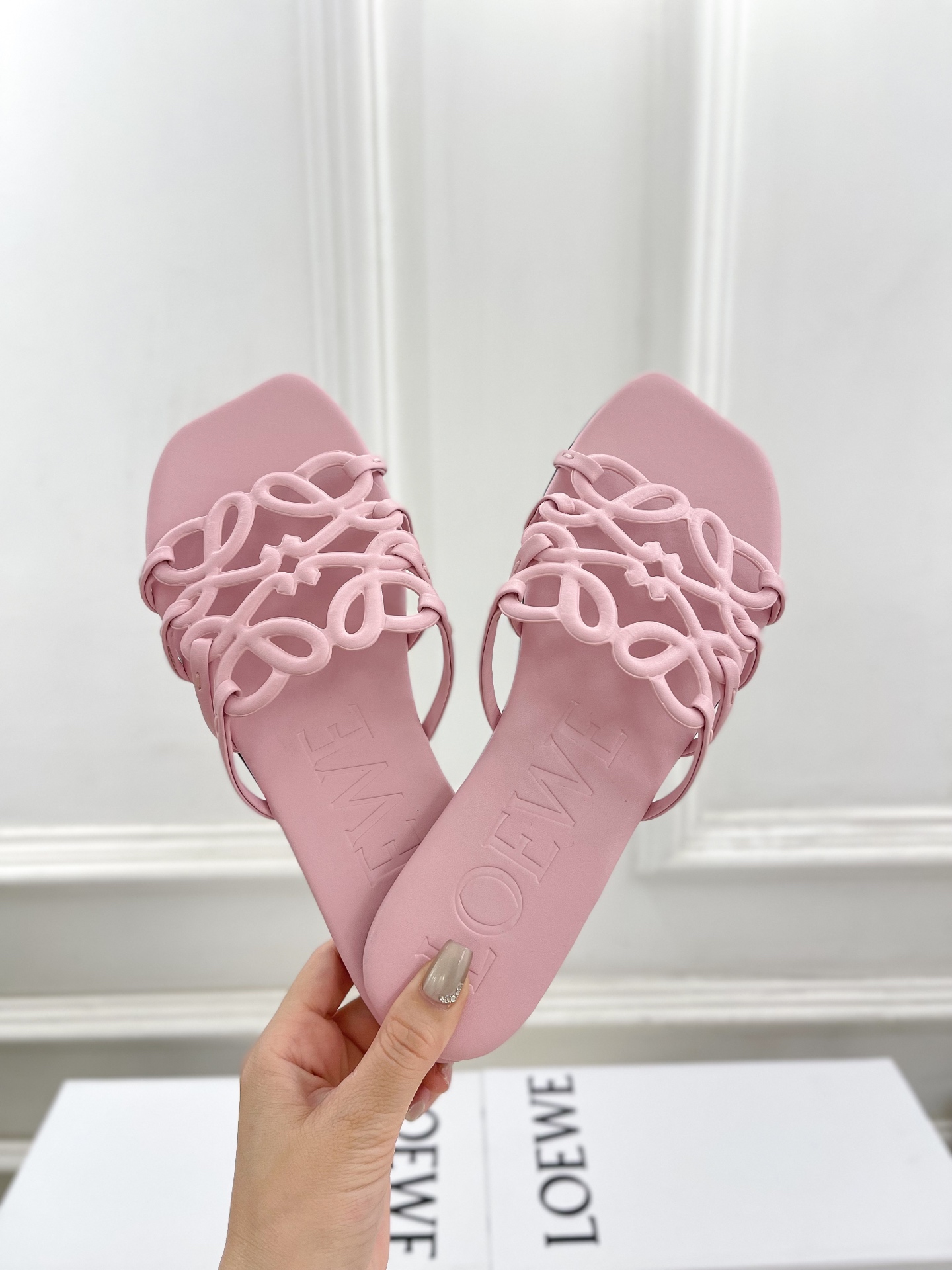 LOEWE 罗意威 2025春夏新品  Petal Anagram镂空平底拖鞋
—————————
LO